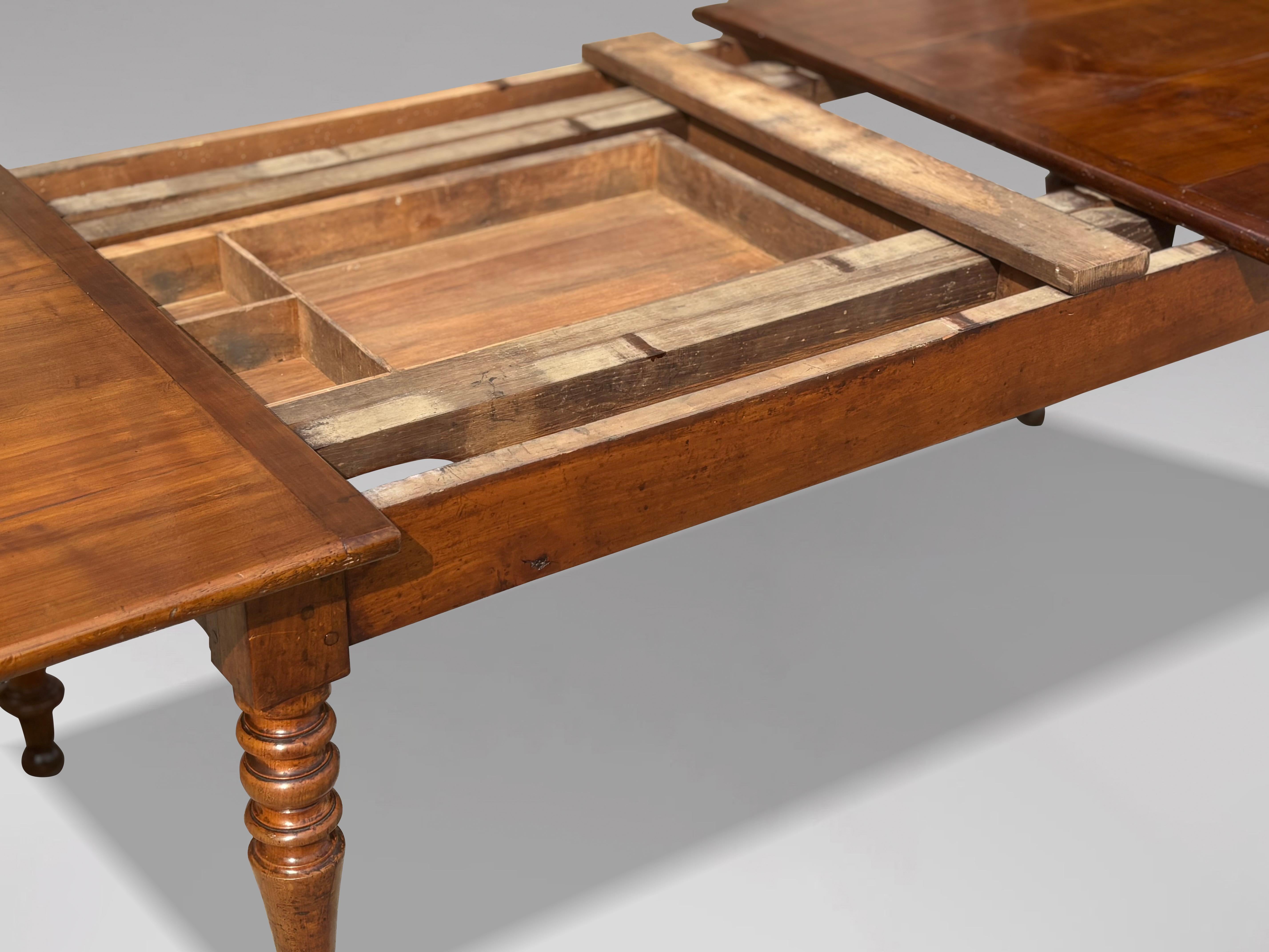 Table de salle à manger de ferme en bois fruitier du 19e siècle en vente 1