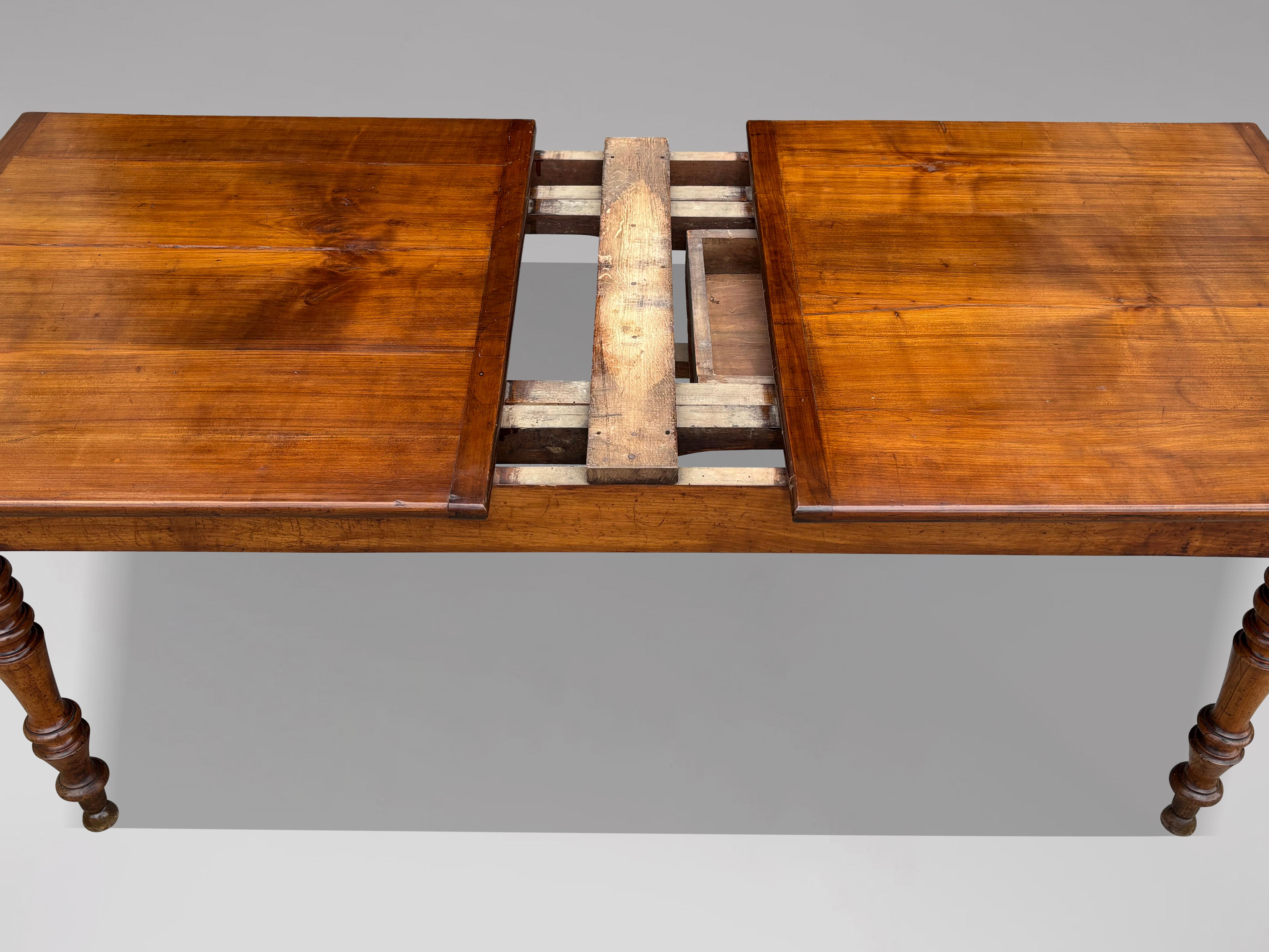 Table de salle à manger de ferme en bois fruitier du 19e siècle en vente 2