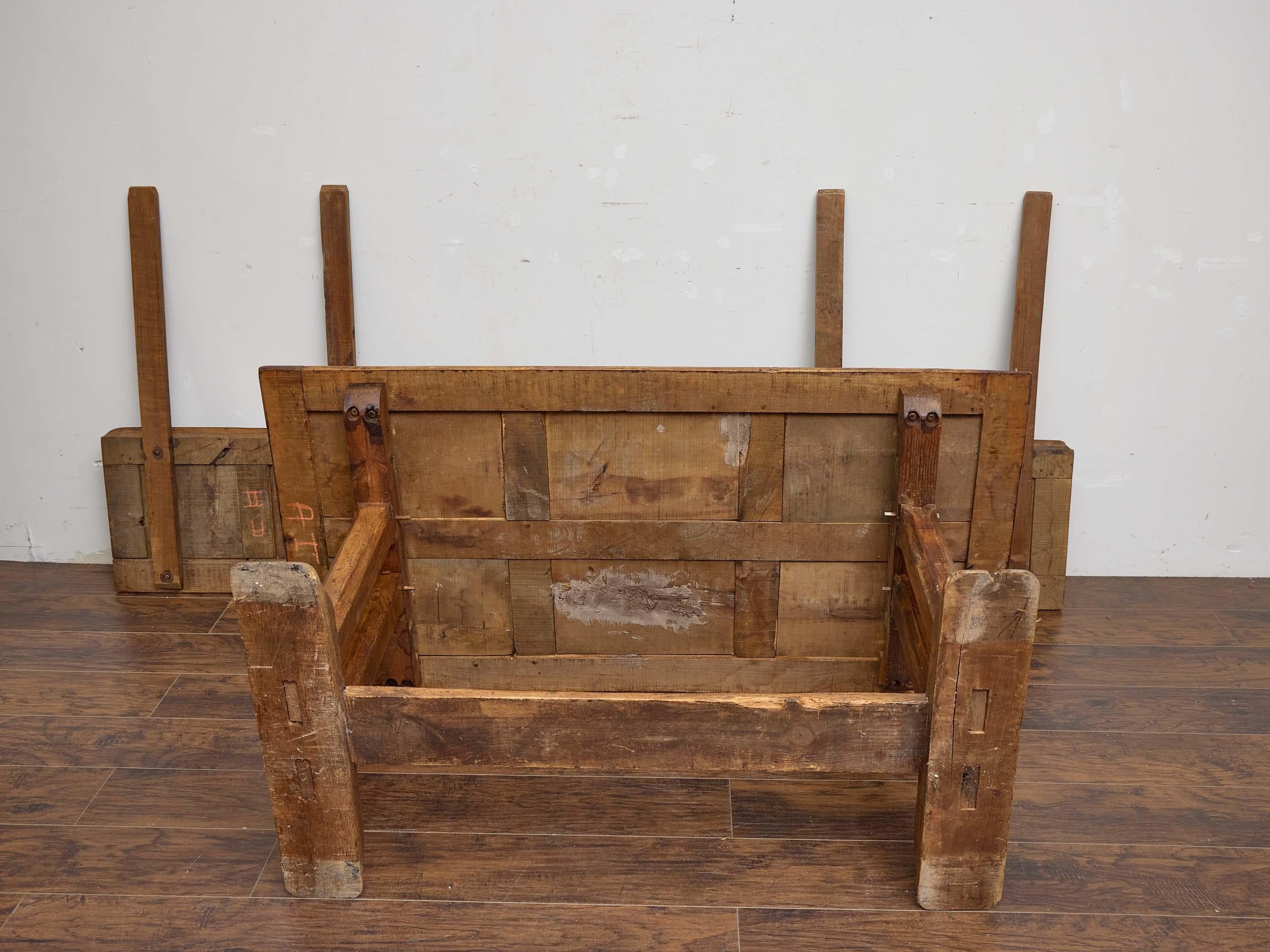 Table de salle à manger à rallonge en bois fruitier français du XIXe siècle avec deux abattants en vente 4