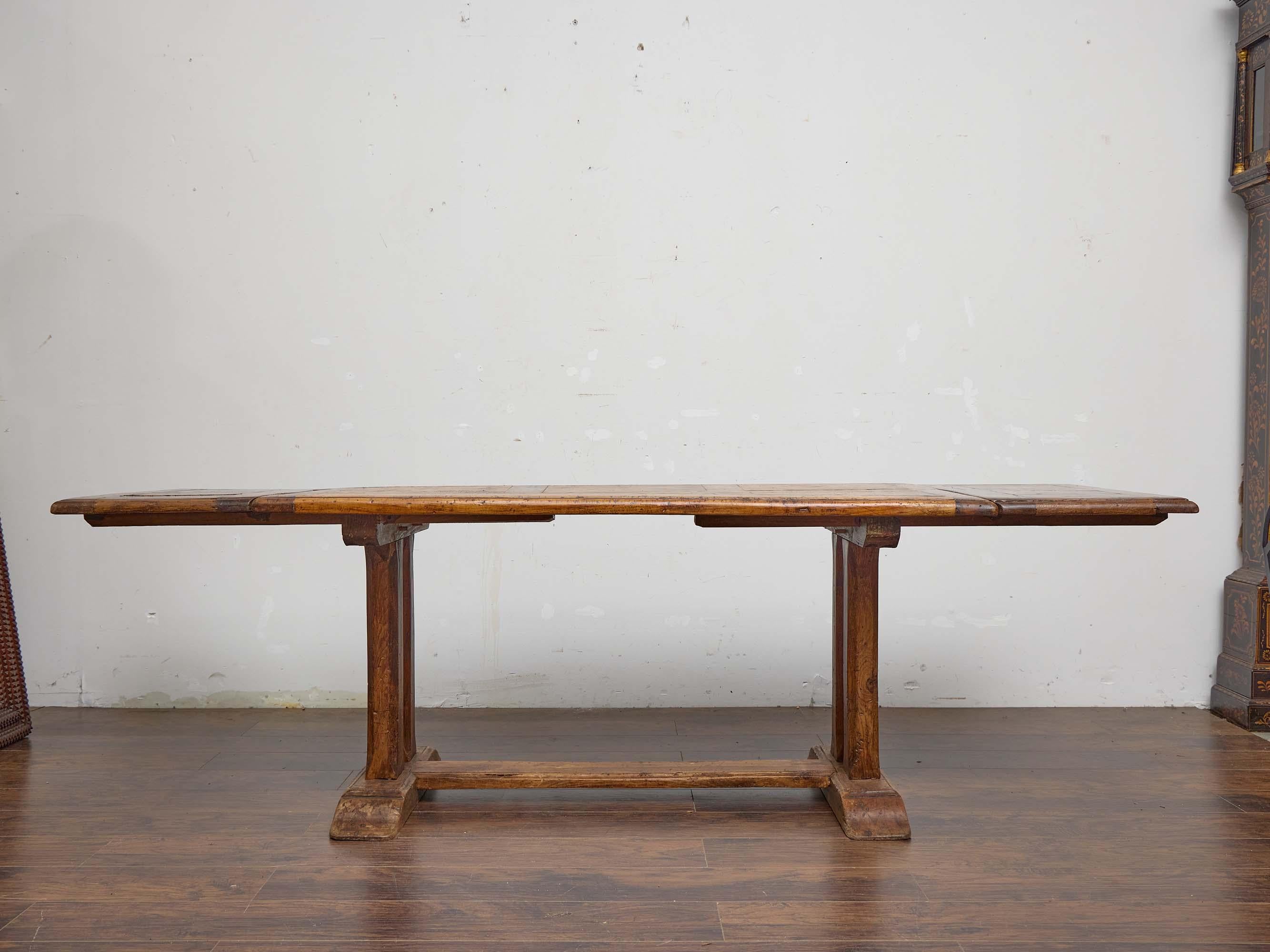 Provincial français Table de salle à manger à rallonge en bois fruitier français du XIXe siècle avec deux abattants en vente