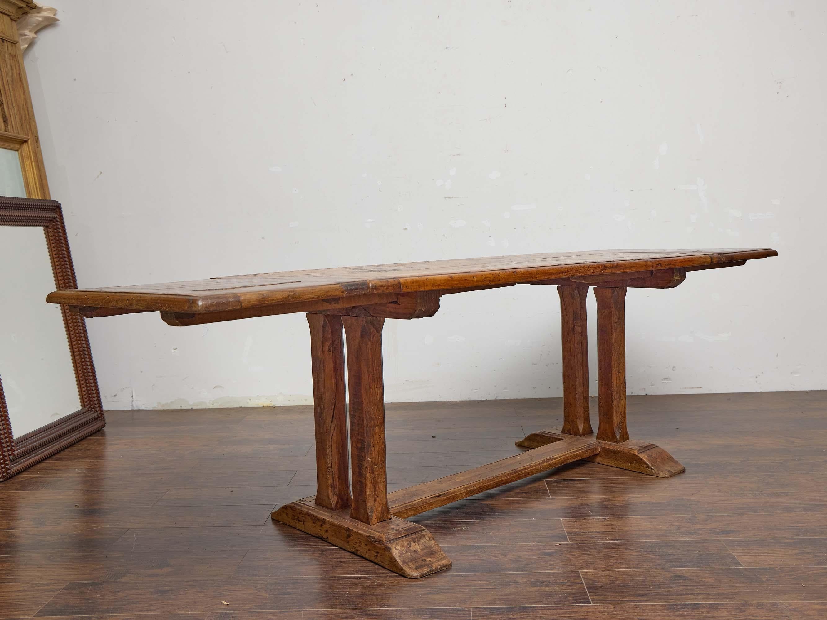 Français Table de salle à manger à rallonge en bois fruitier français du XIXe siècle avec deux abattants en vente