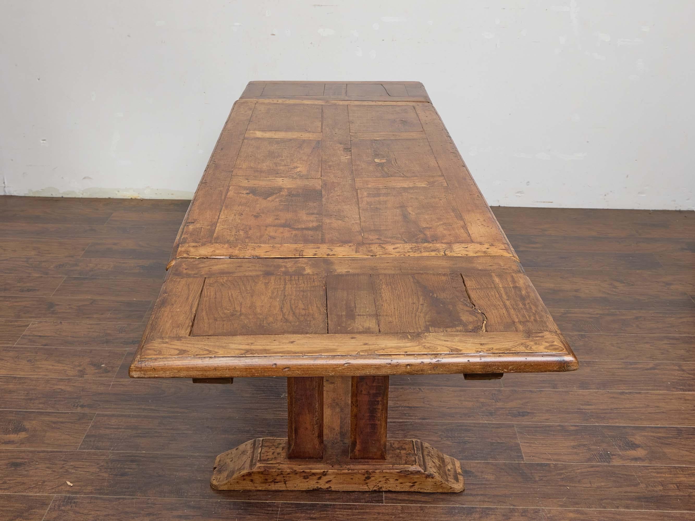 Fruitiers Table de salle à manger à rallonge en bois fruitier français du XIXe siècle avec deux abattants en vente