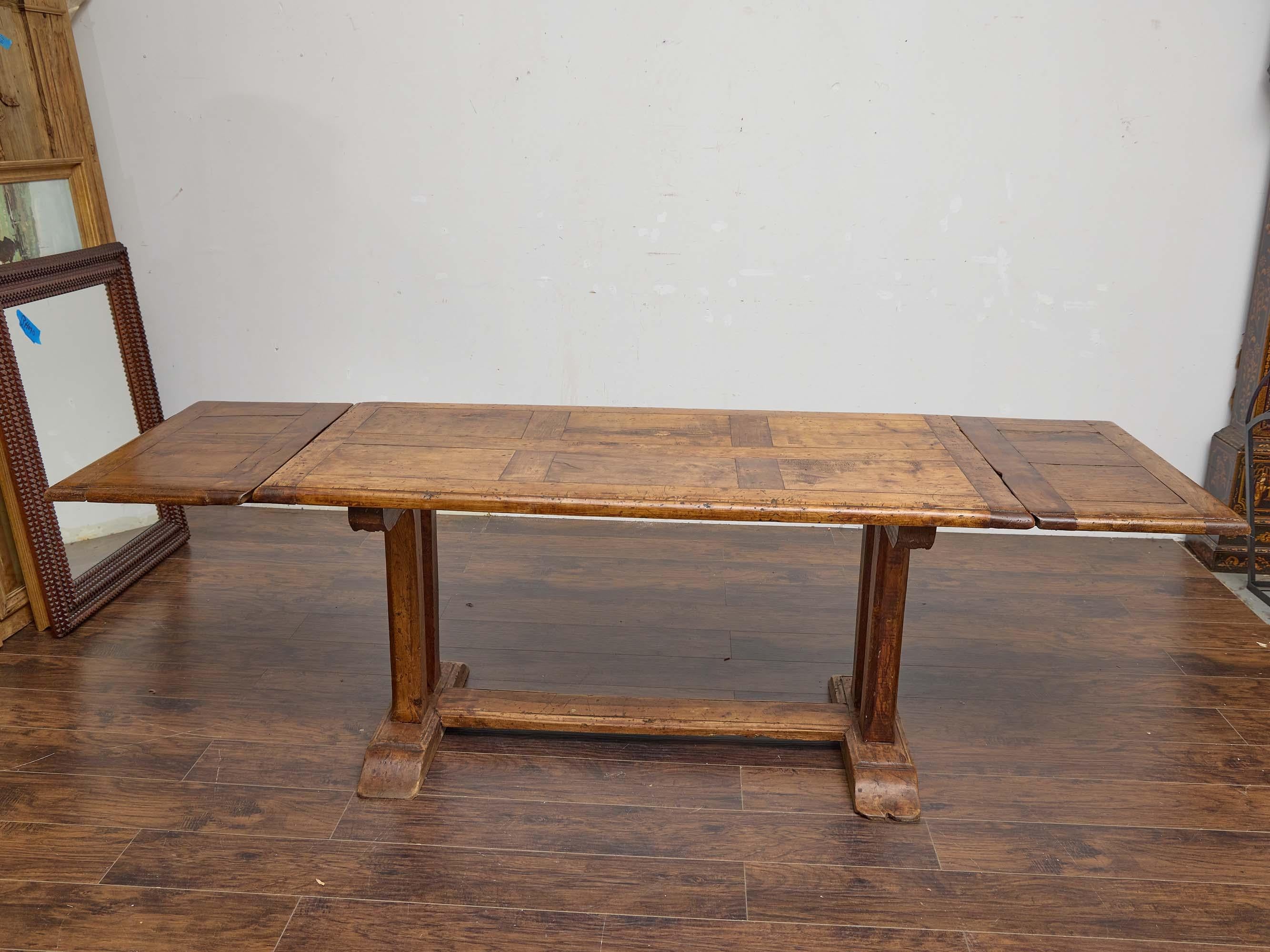 Table de salle à manger à rallonge en bois fruitier français du XIXe siècle avec deux abattants en vente 1