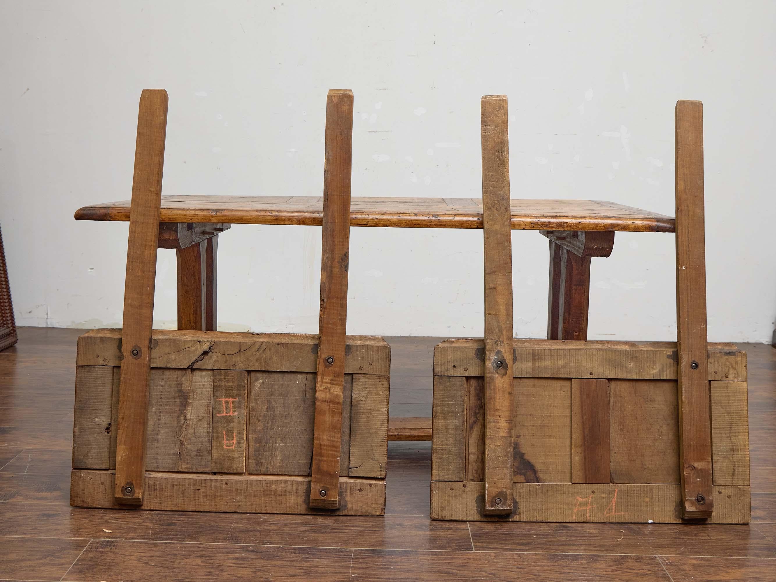 Table de salle à manger à rallonge en bois fruitier français du XIXe siècle avec deux abattants en vente 2