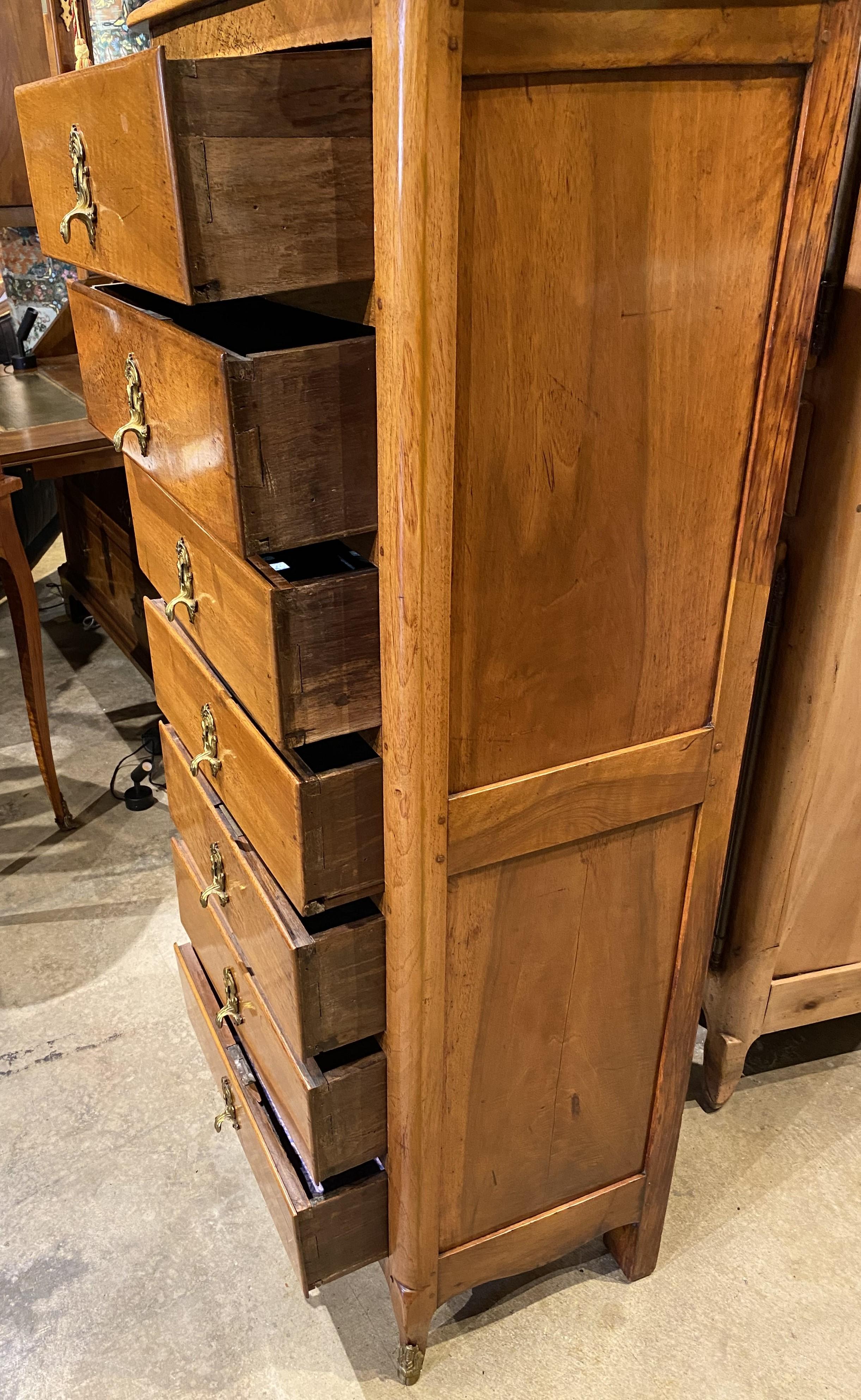 Coffre à lingerie à sept tiroirs en bois fruitier français du XIXe siècle Bon état - En vente à Milford, NH