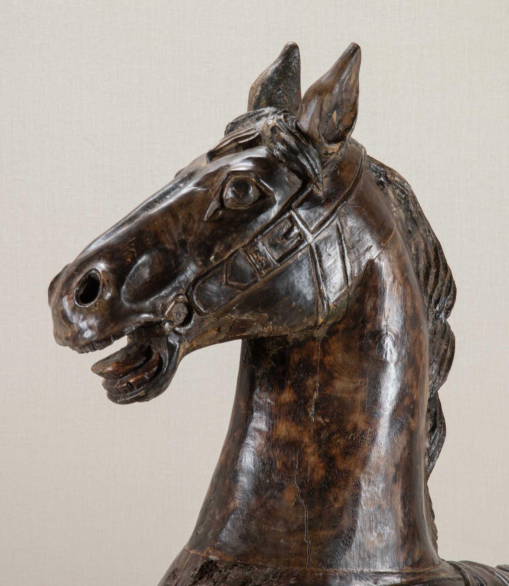 Legno Cavallo da carosello francese a grandezza naturale del XIX secolo in vendita