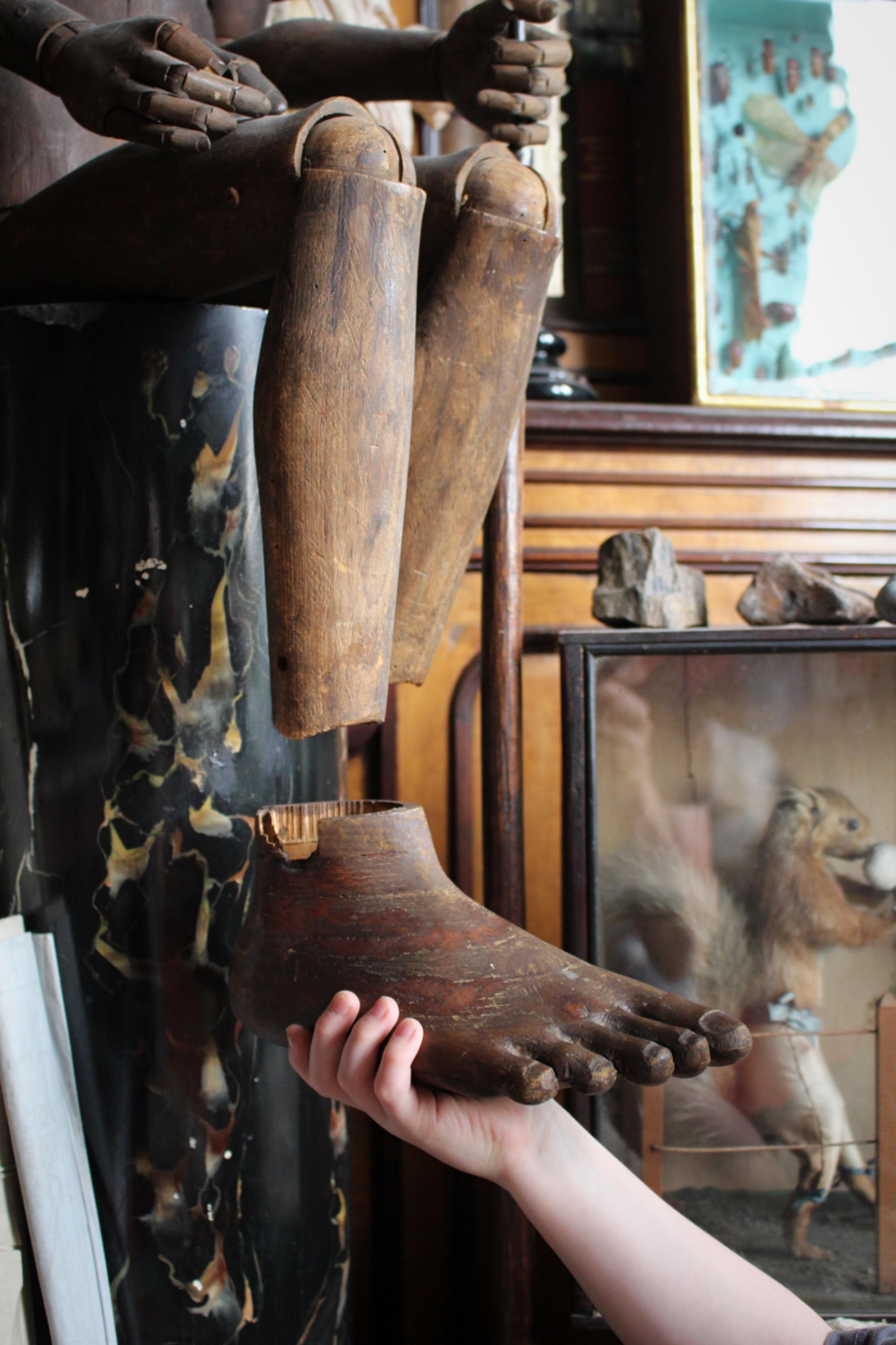 Rare pied d'artiste sculpté à la main au XIXe siècle, avec des traces de sa surface peinte d'origine. Celui-ci aurait fait partie d'un mannequin grandeur nature avec une rotule au niveau du talon et entièrement articulé. Quelques zones de perte