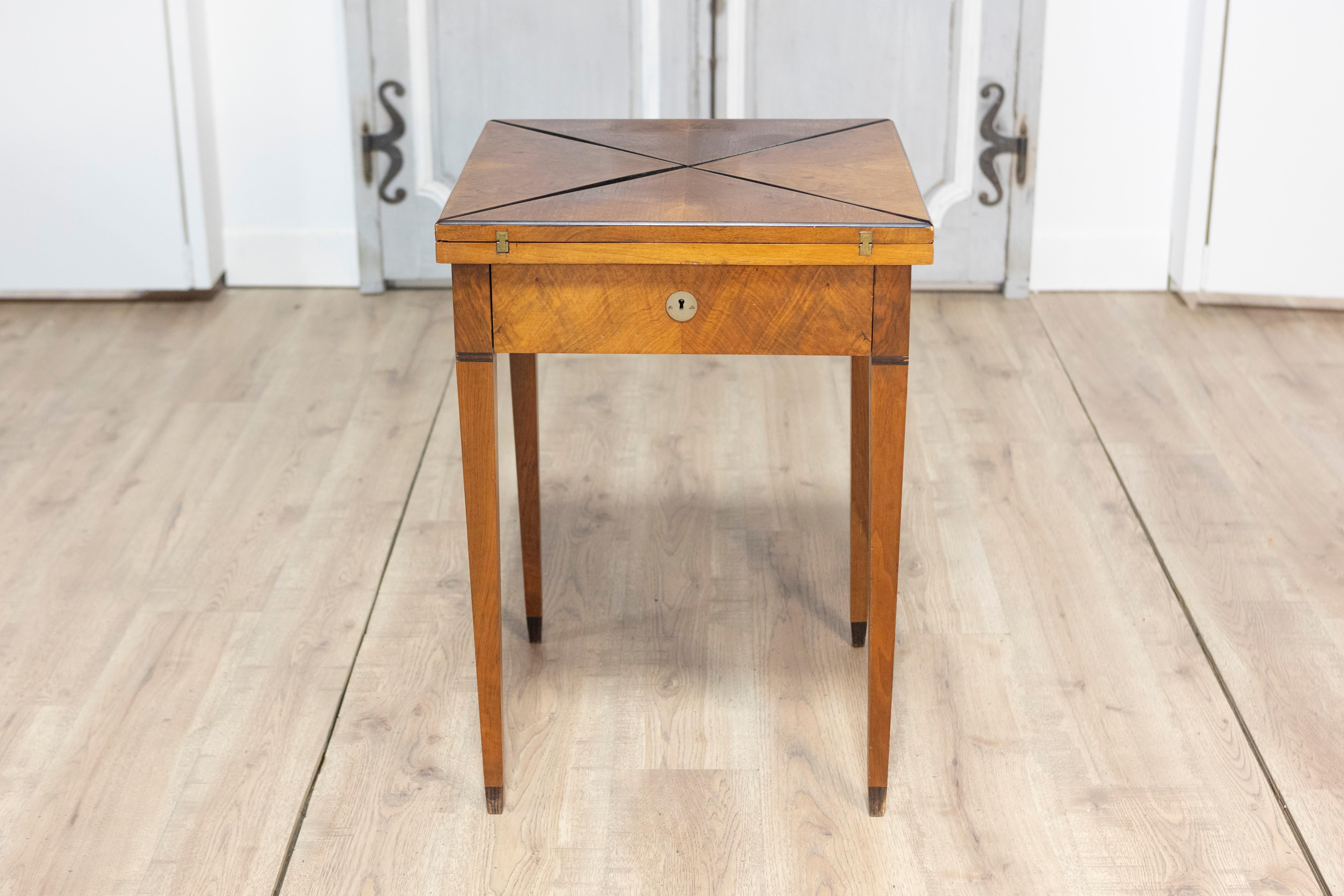Esta mesa de juego francesa del siglo XIX es una mezcla magistral de forma y función, que muestra la exquisita artesanía característica de la época. Fabricada en nogal fino, la mesa presenta un sofisticado chapado con un diseño geométrico en su