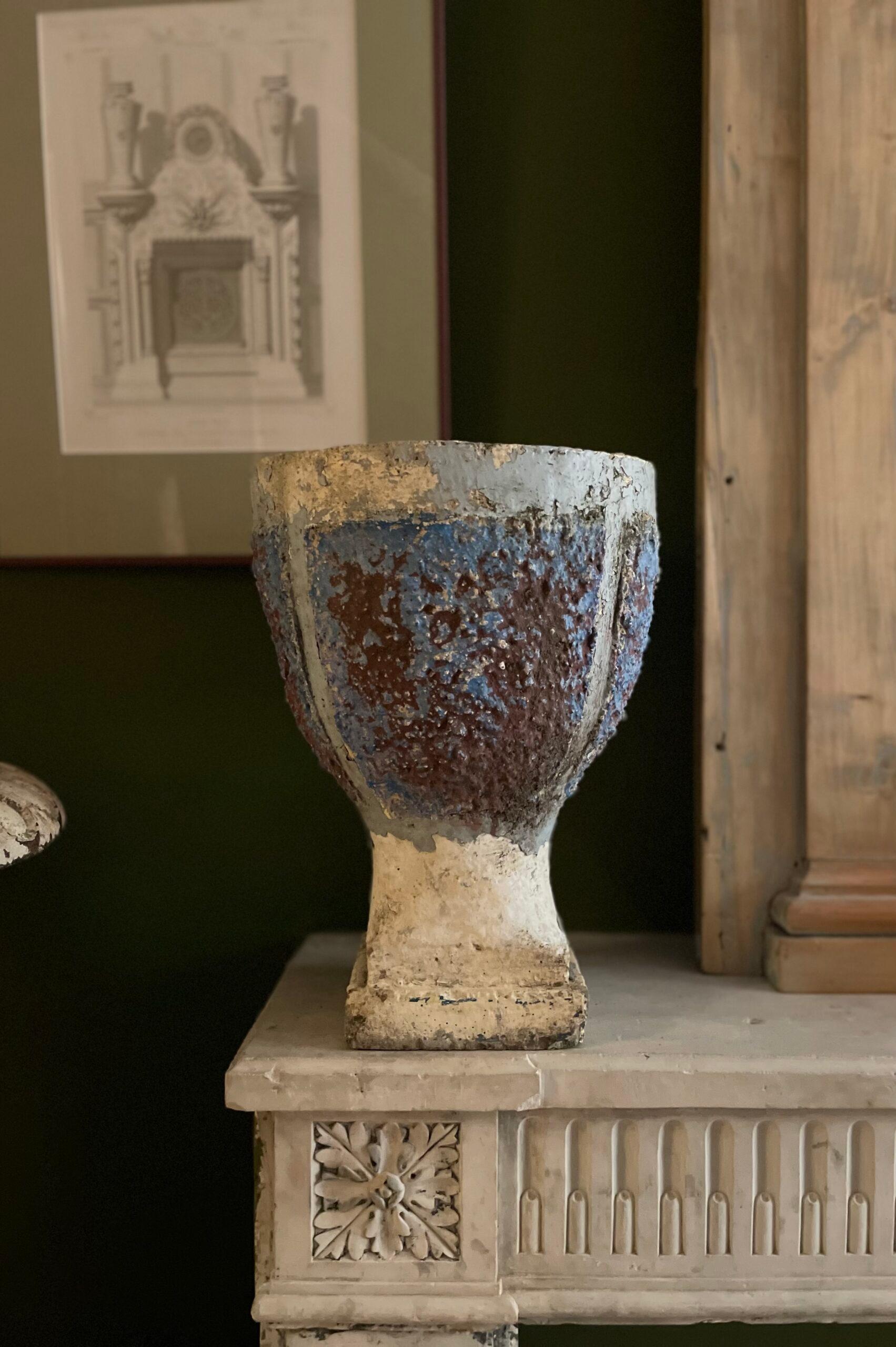 Calici da giardino del XIX secolo con la loro policromia originale. Francia.

