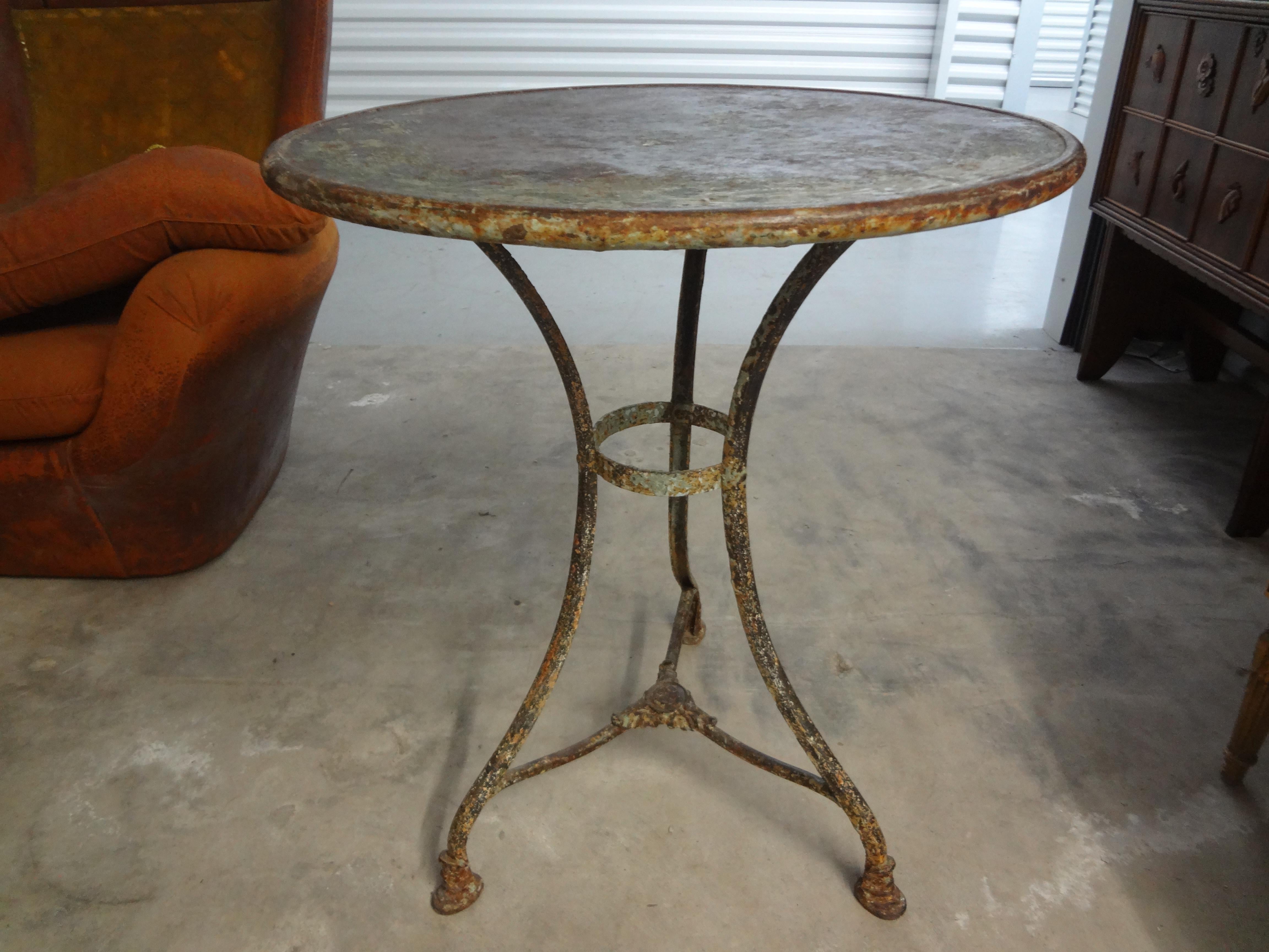 19th Century French Garden Table By Arras Foundry.
This beautiful French wrought iron and cast iron garden table or bistro table is in great condition and has fabulous patina, graceful lines and signature Arras feet.
Perfect for indoor or outdoor