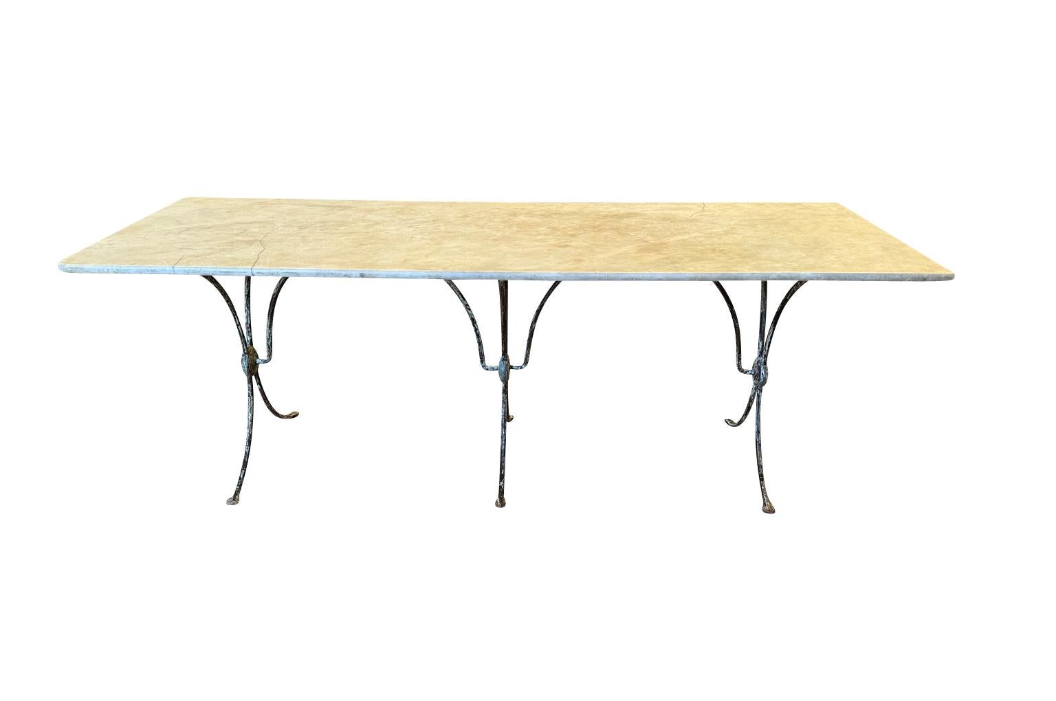 Un meraviglioso tavolo da giardino del XIX secolo proveniente dalla regione francese della Provenza. Ben costruito con una solida base in ferro verniciato e il suo piano in marmo originale. Perfetto come console o tavolo da pranzo.  Patina
