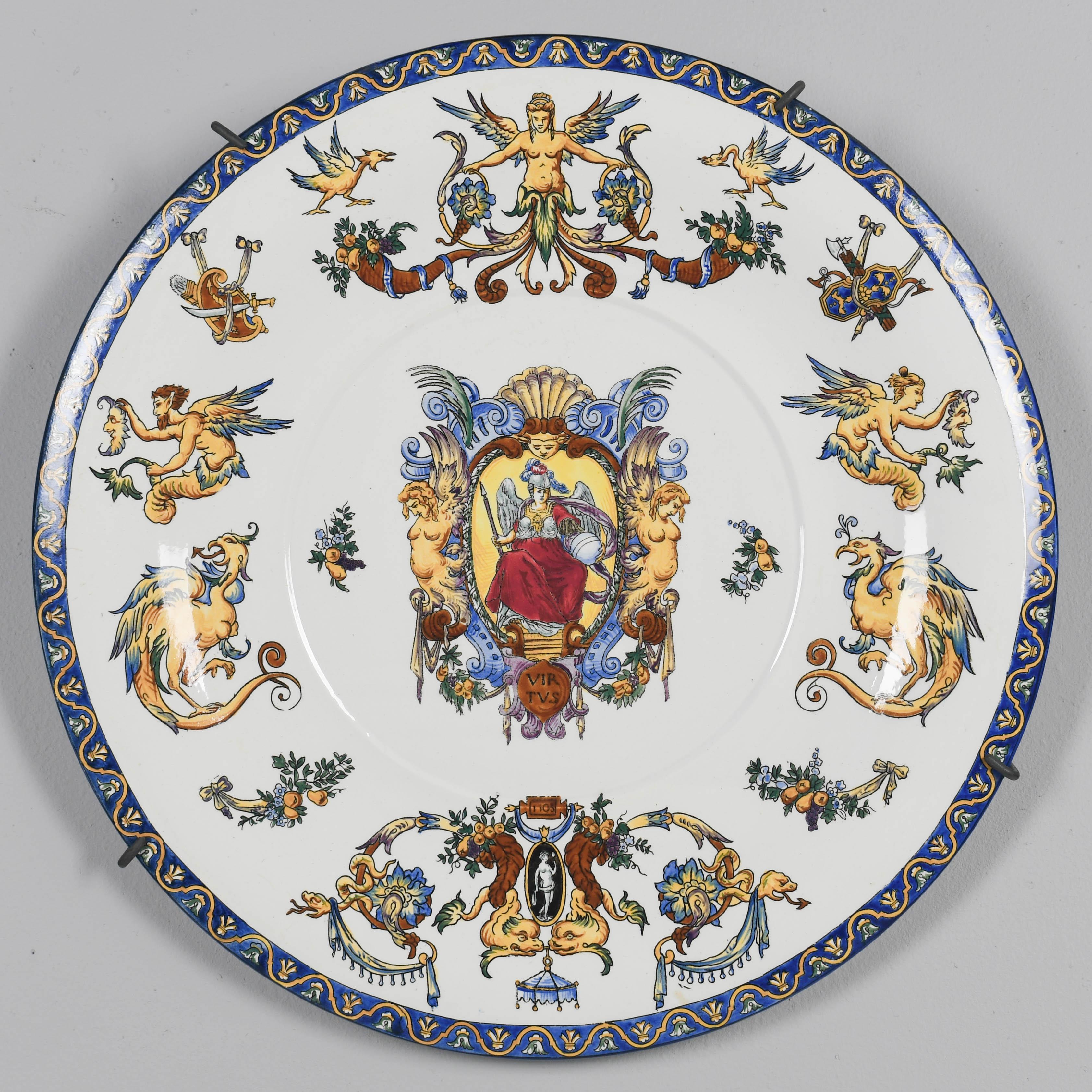 Chargeur décoratif ou bol peu profond en faïence de Gien du XIXe siècle, peint à la main en rouge, orange, jaune, bleu et vert sur fond blanc avec une imagerie de style Renaissance avec un médaillon central entouré de griffons et de satyres. Marque