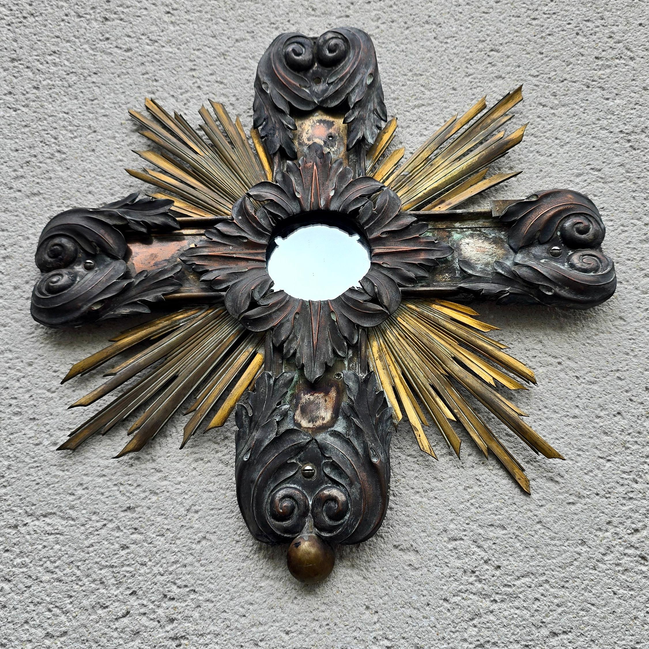 19th Century French Gilded and Patinated Metal Cross Mirror with Sunburst Rays In Good Condition For Sale In Antwerp, BE