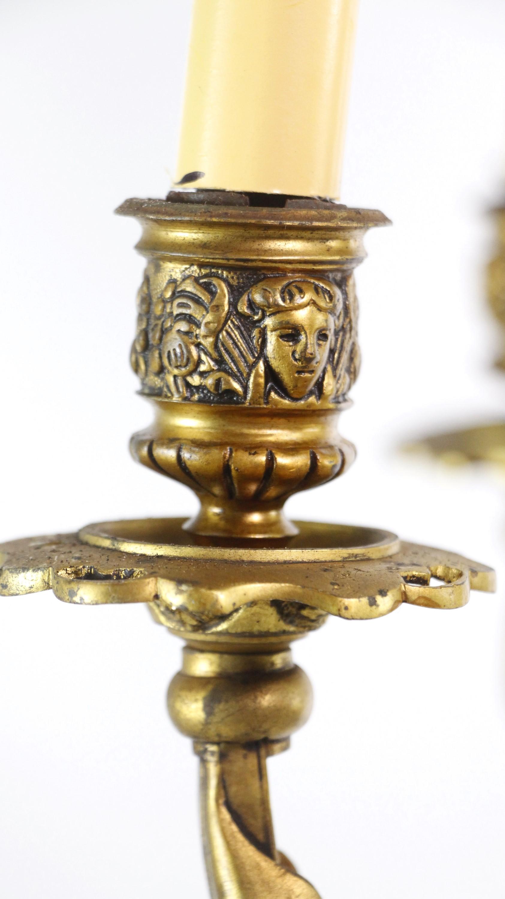 Französischer 6-armiger Kronleuchter aus vergoldeter Bronze des 19. im Angebot 7