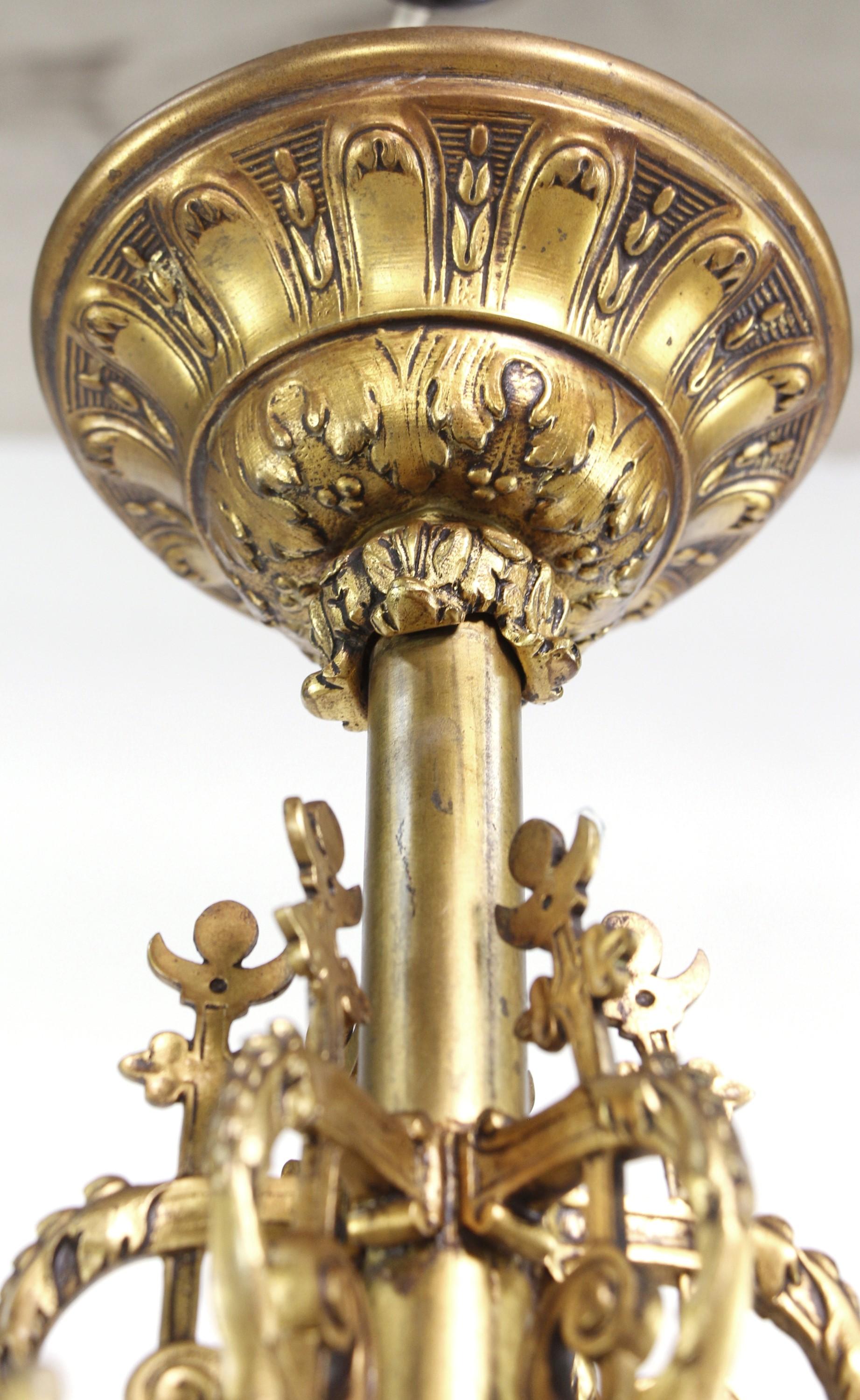 Französischer 6-armiger Kronleuchter aus vergoldeter Bronze des 19. (19. Jahrhundert) im Angebot