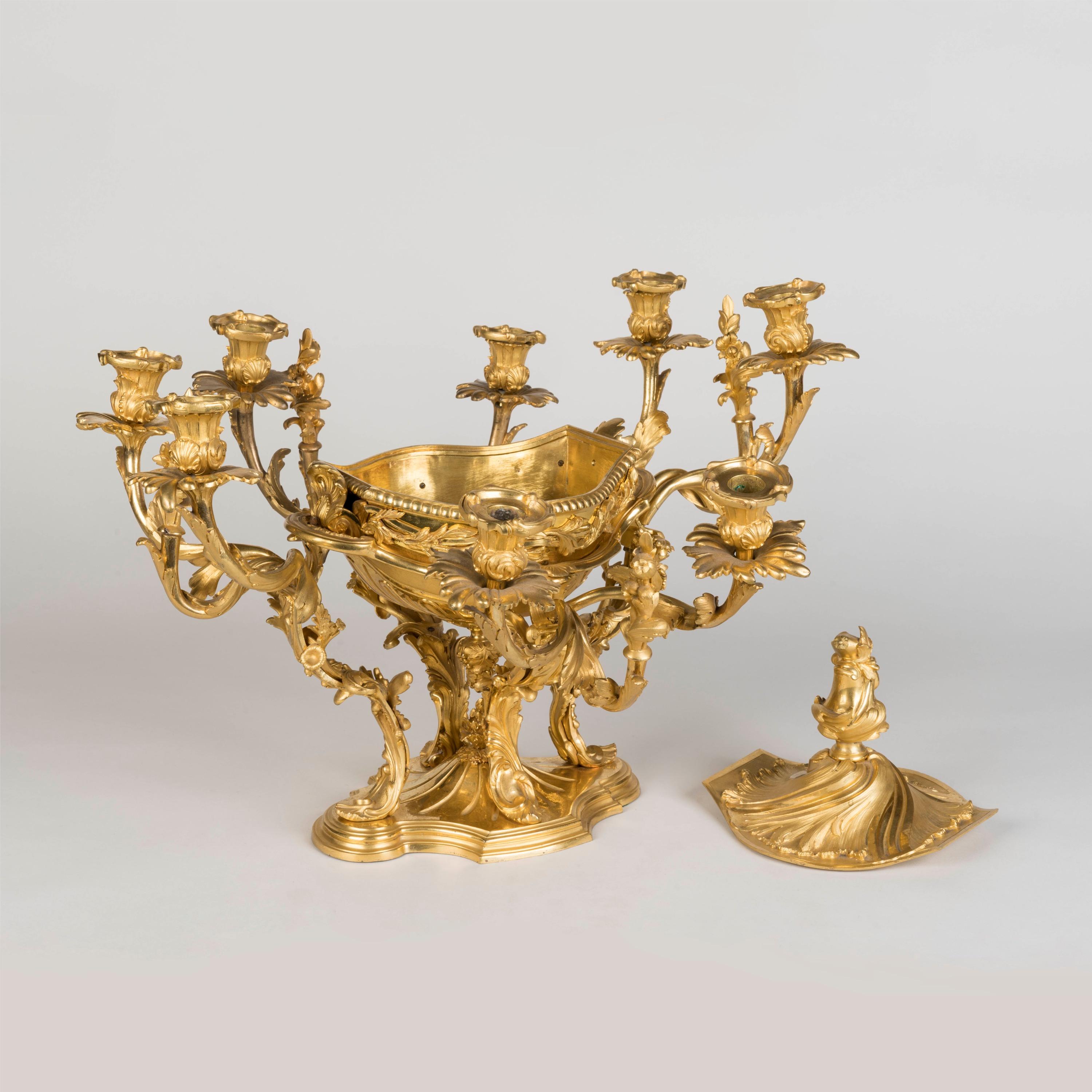 Rococo Centre de table rococo français du 19ème siècle en bronze doré en vente