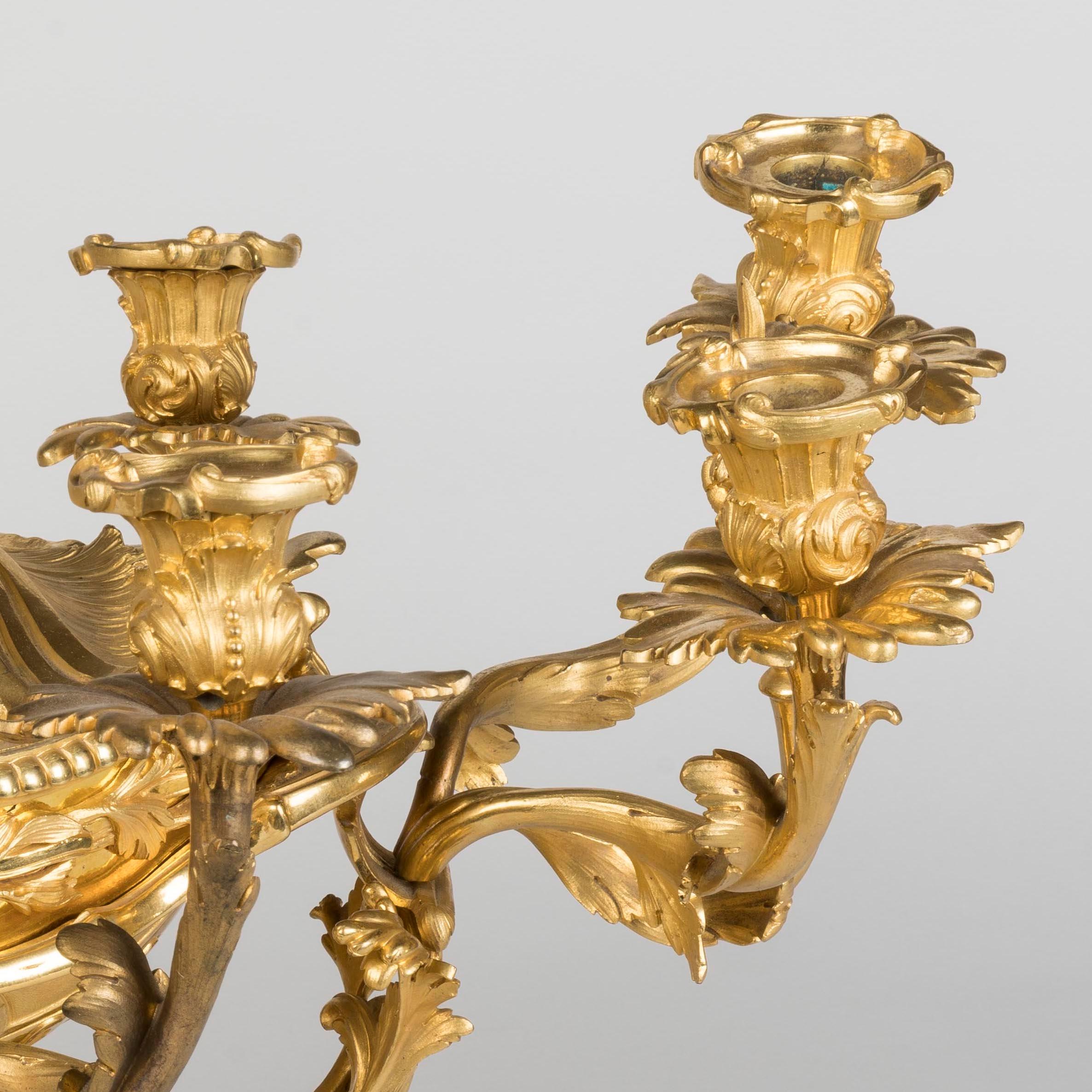 XIXe siècle Centre de table rococo français du 19ème siècle en bronze doré en vente