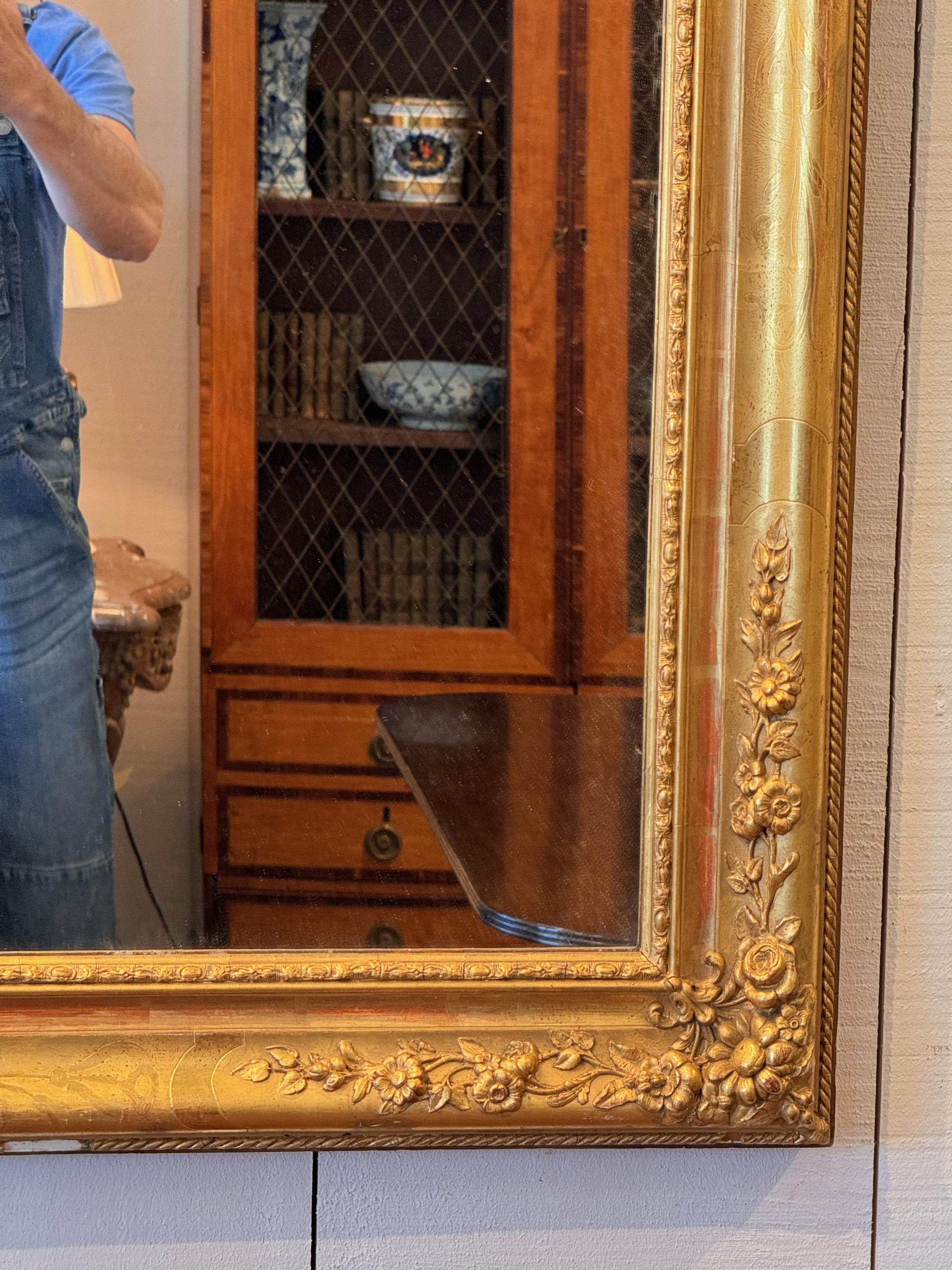 Miroir doré français du 19ème siècle Bon état - En vente à Charlottesville, VA