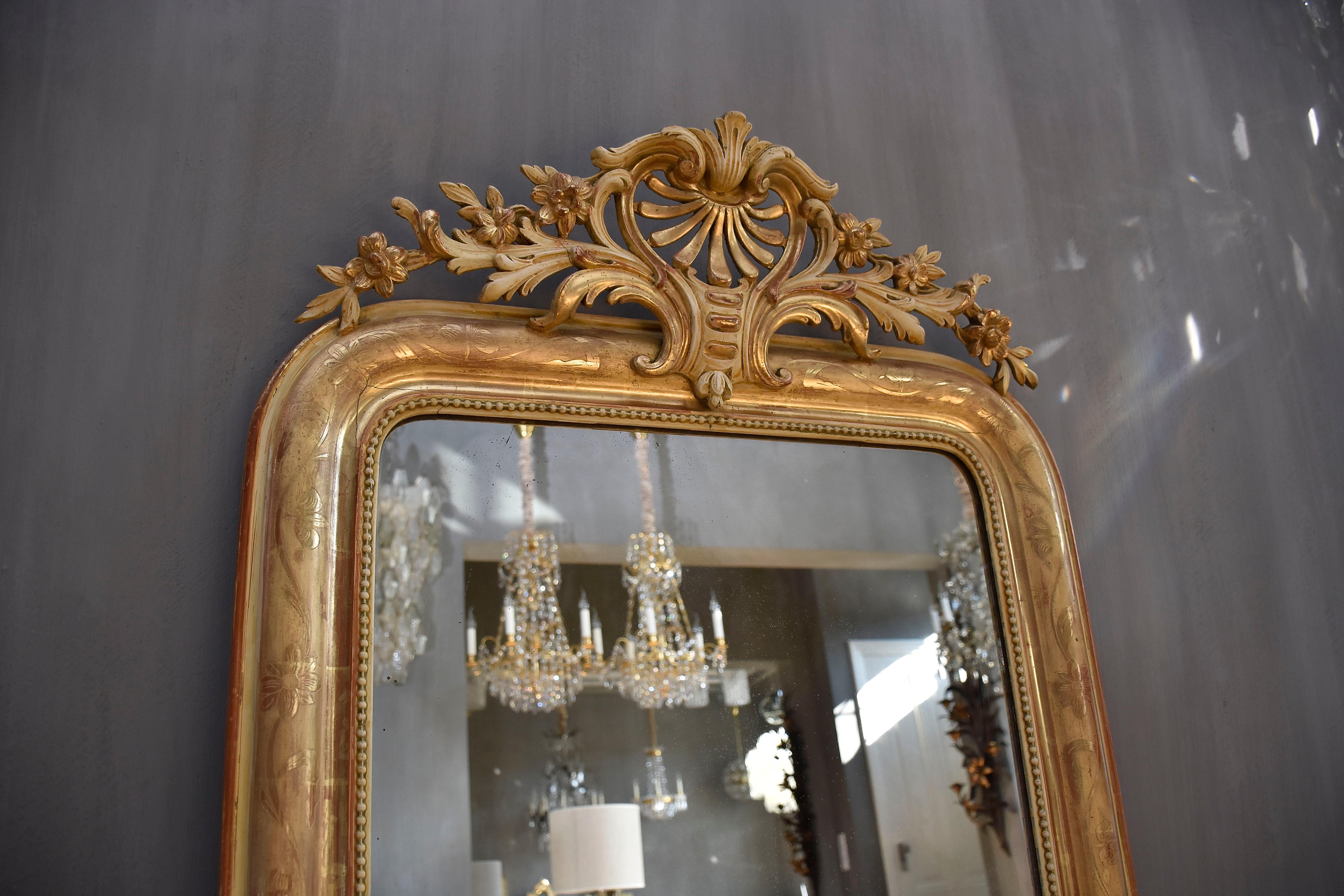 Specchio francese dorato del XIX secolo Louis Philippe con stemma in vendita 3