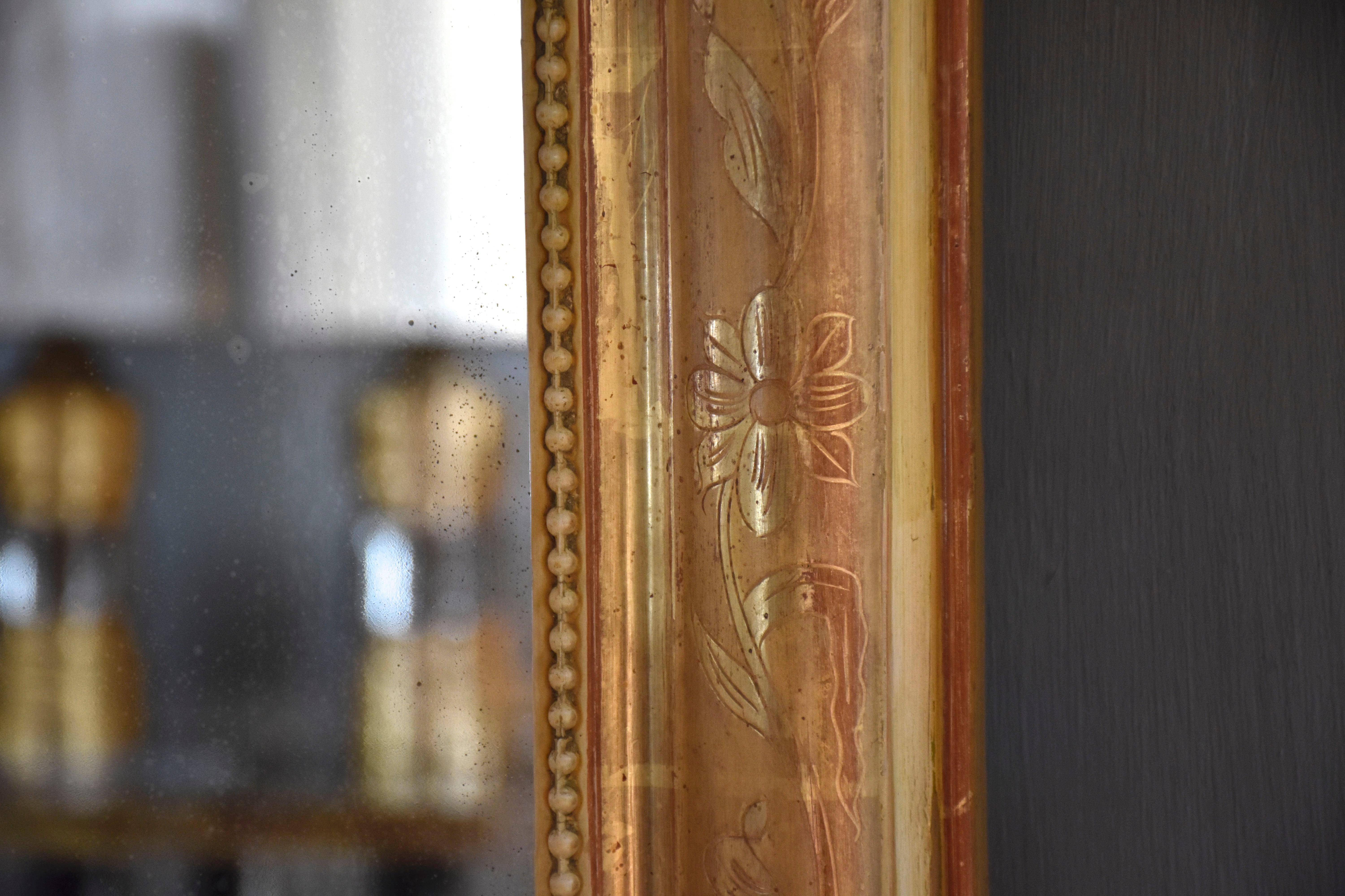 Stucco Specchio francese dorato del XIX secolo Louis Philippe con stemma in vendita