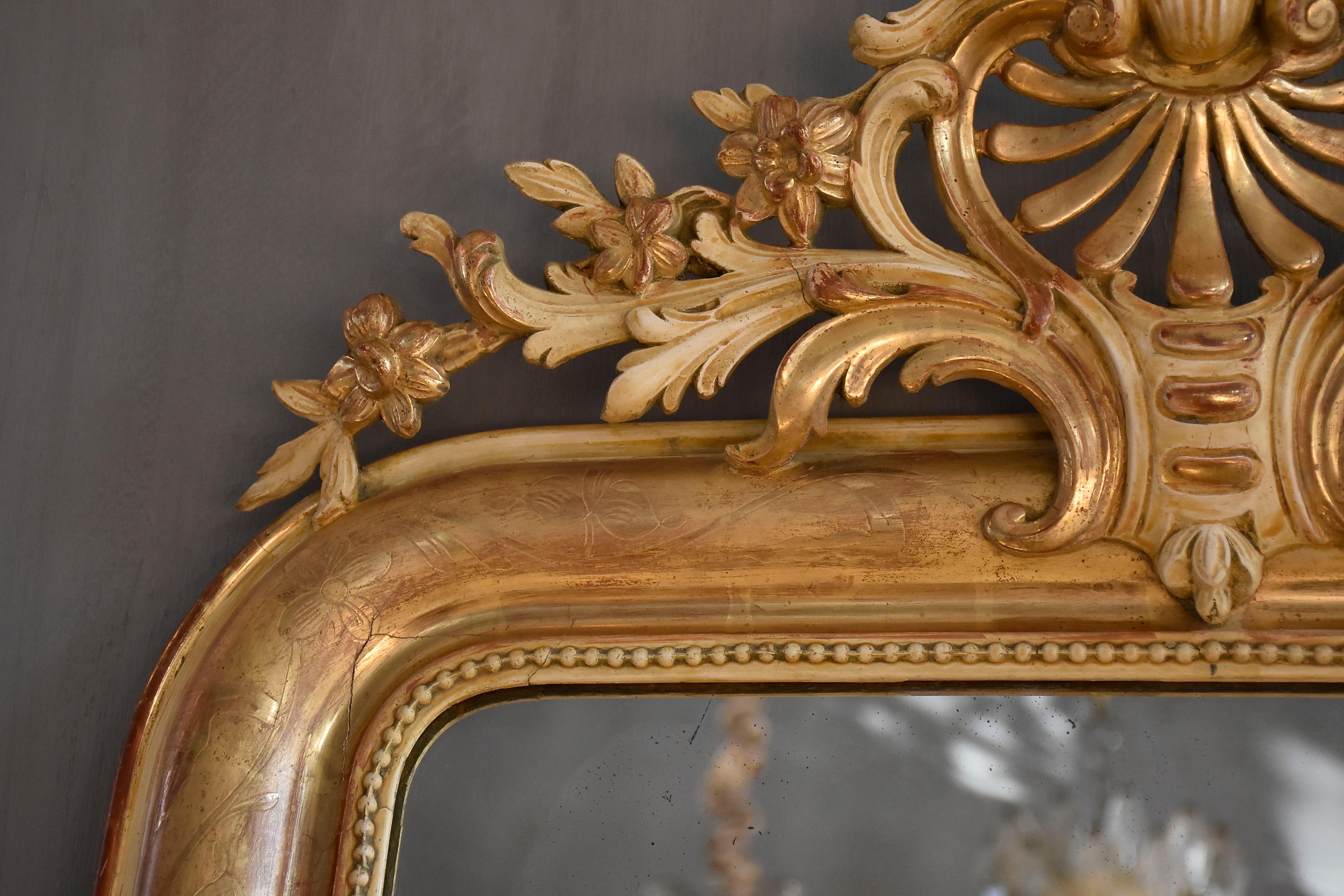 Specchio francese dorato del XIX secolo Louis Philippe con stemma in vendita 1