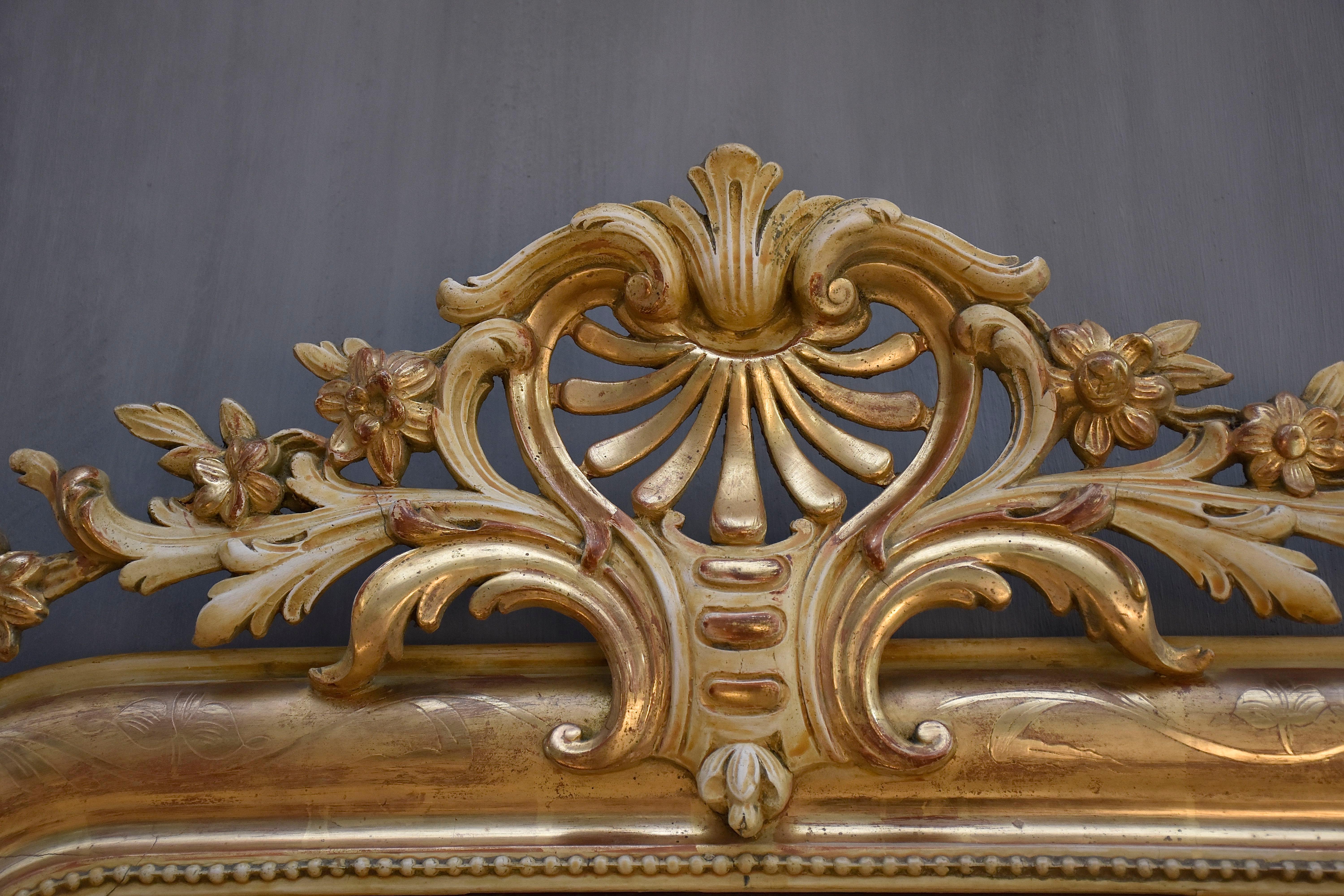 Specchio francese dorato del XIX secolo Louis Philippe con stemma in vendita 2