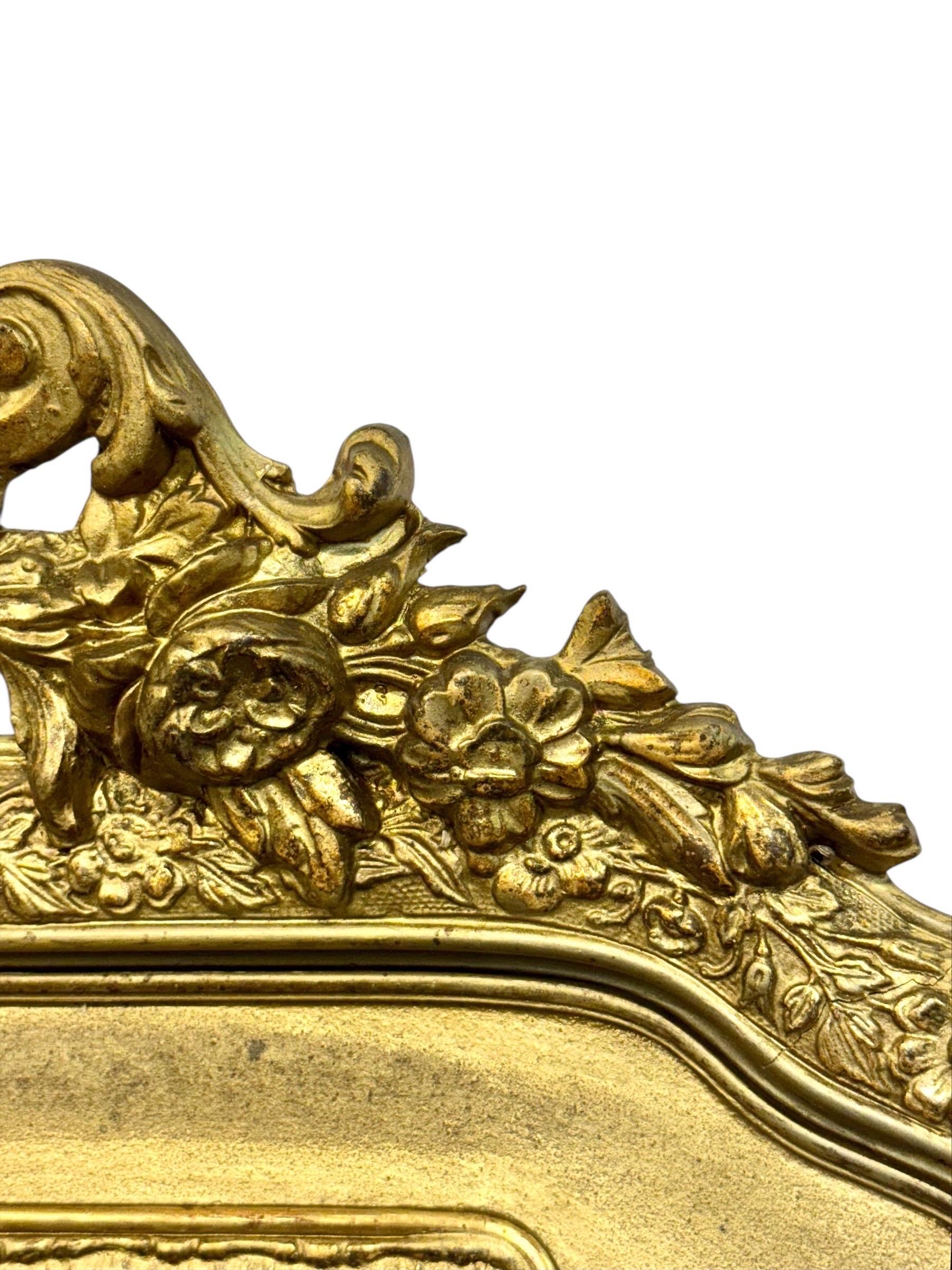 Espejo francés dorado del siglo XIX con cresta floral y cristal original en venta 4