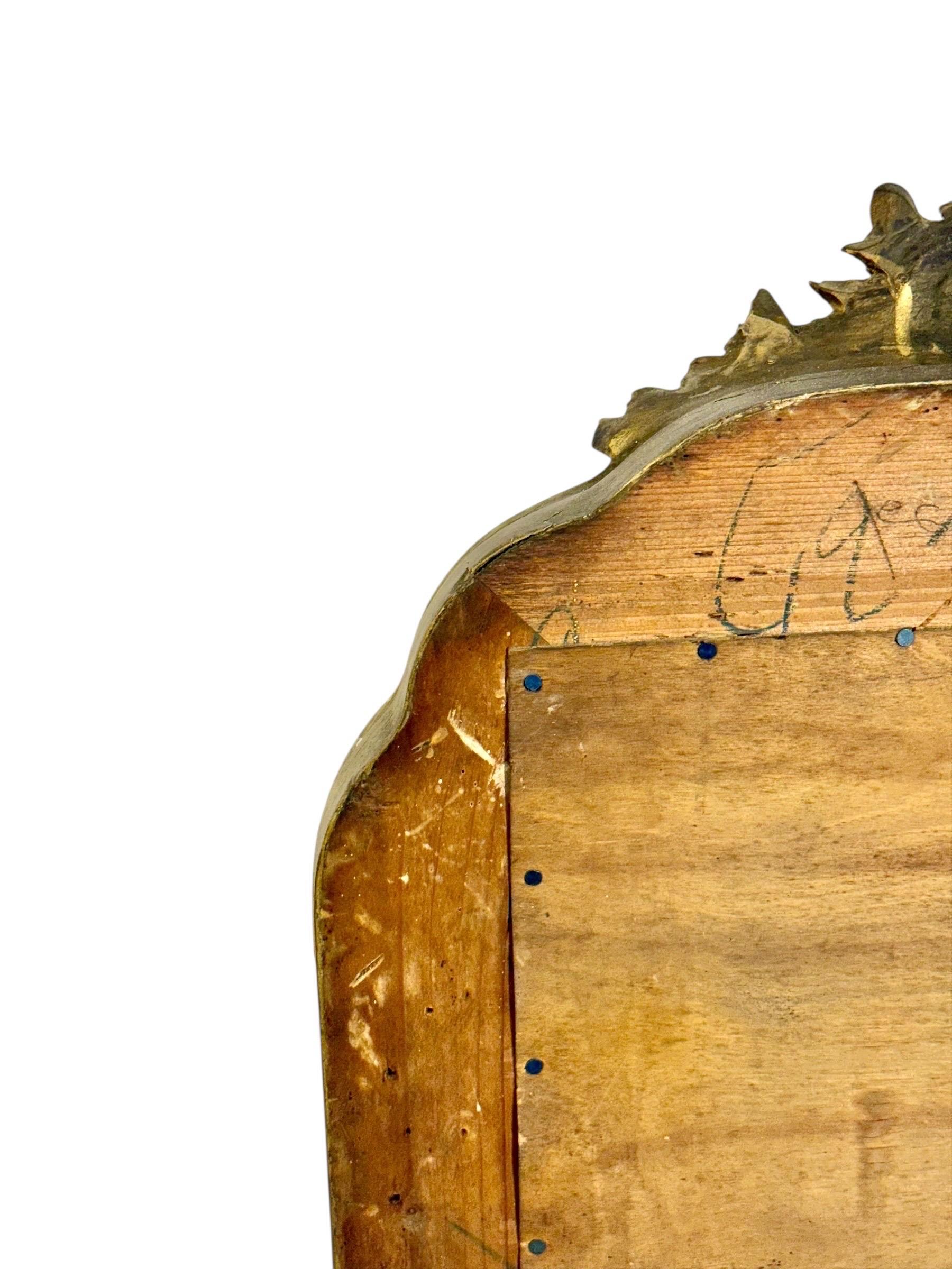 Espejo francés dorado del siglo XIX con cresta floral y cristal original en venta 5