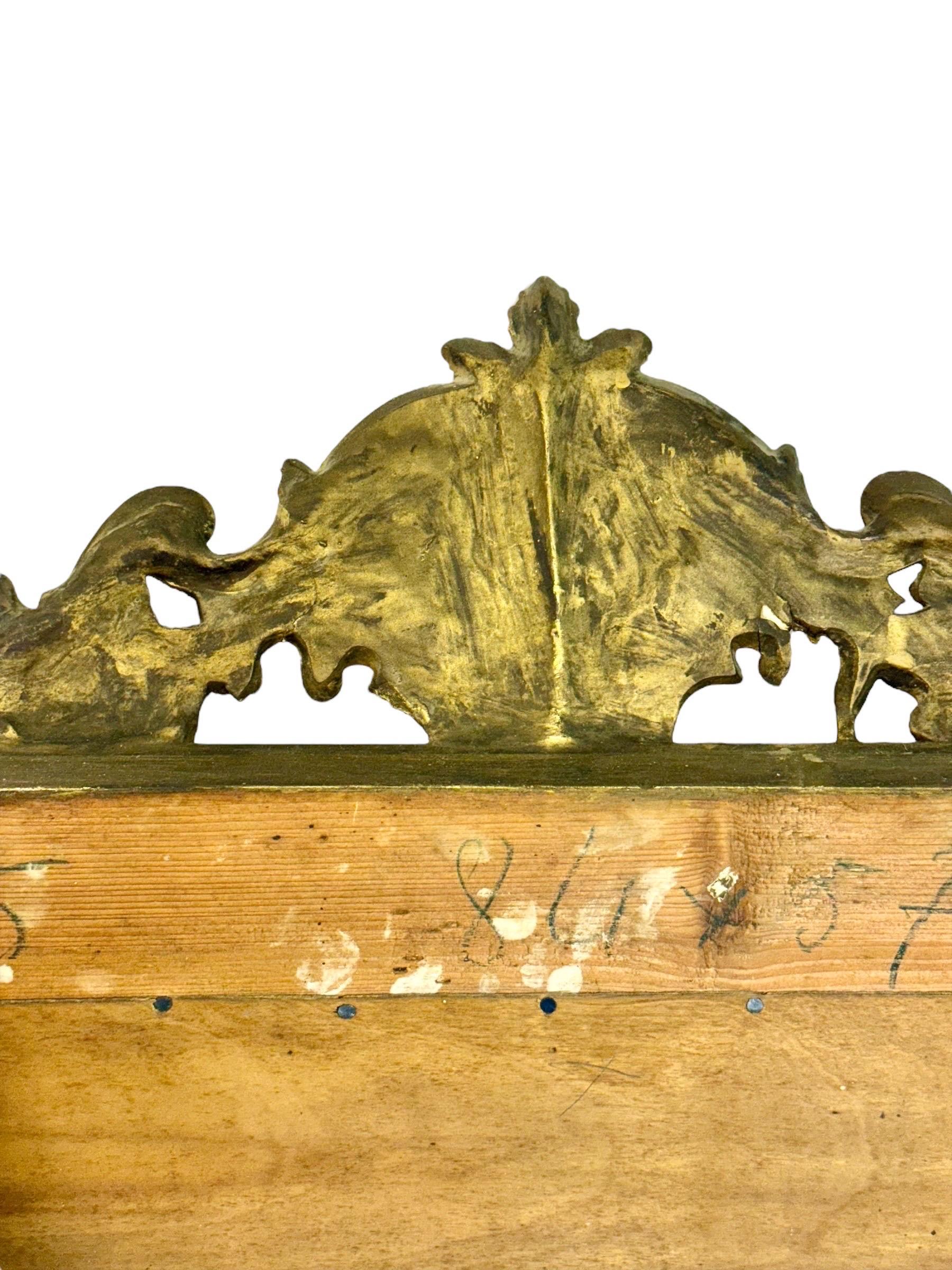 Espejo francés dorado del siglo XIX con cresta floral y cristal original en venta 8