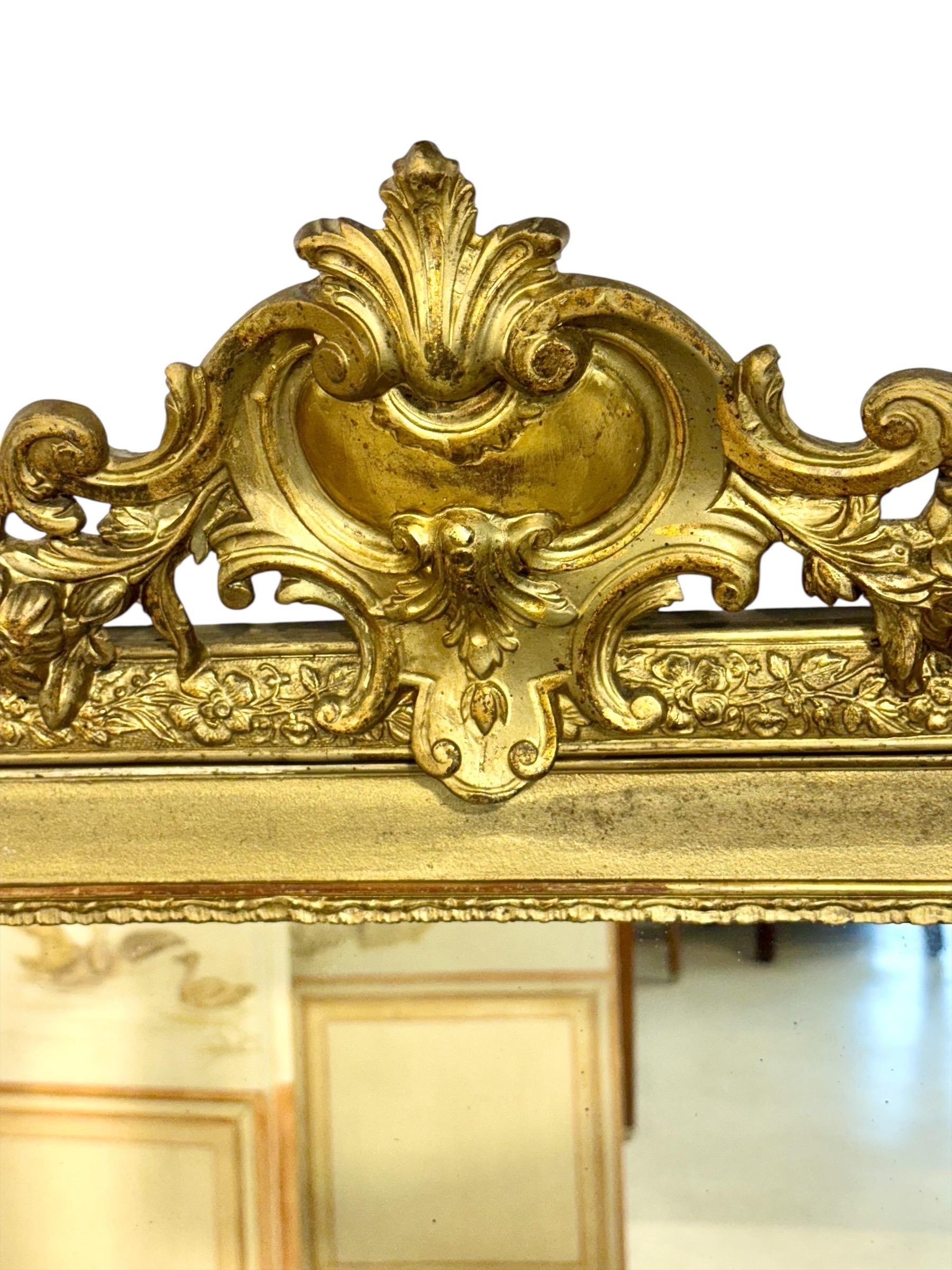 Espejo francés dorado del siglo XIX con cresta floral y cristal original Dorado en venta