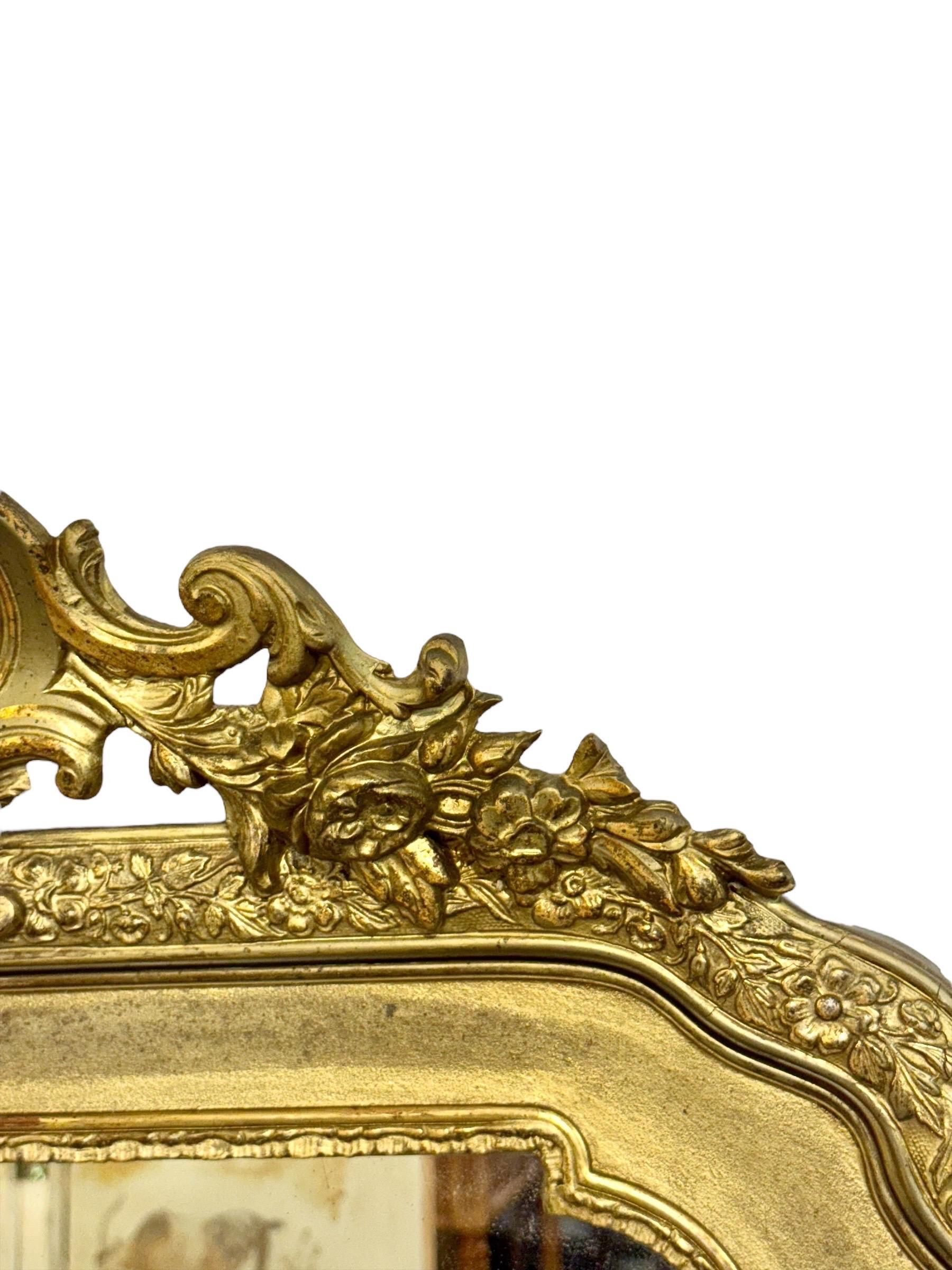 Espejo francés dorado del siglo XIX con cresta floral y cristal original en venta 2