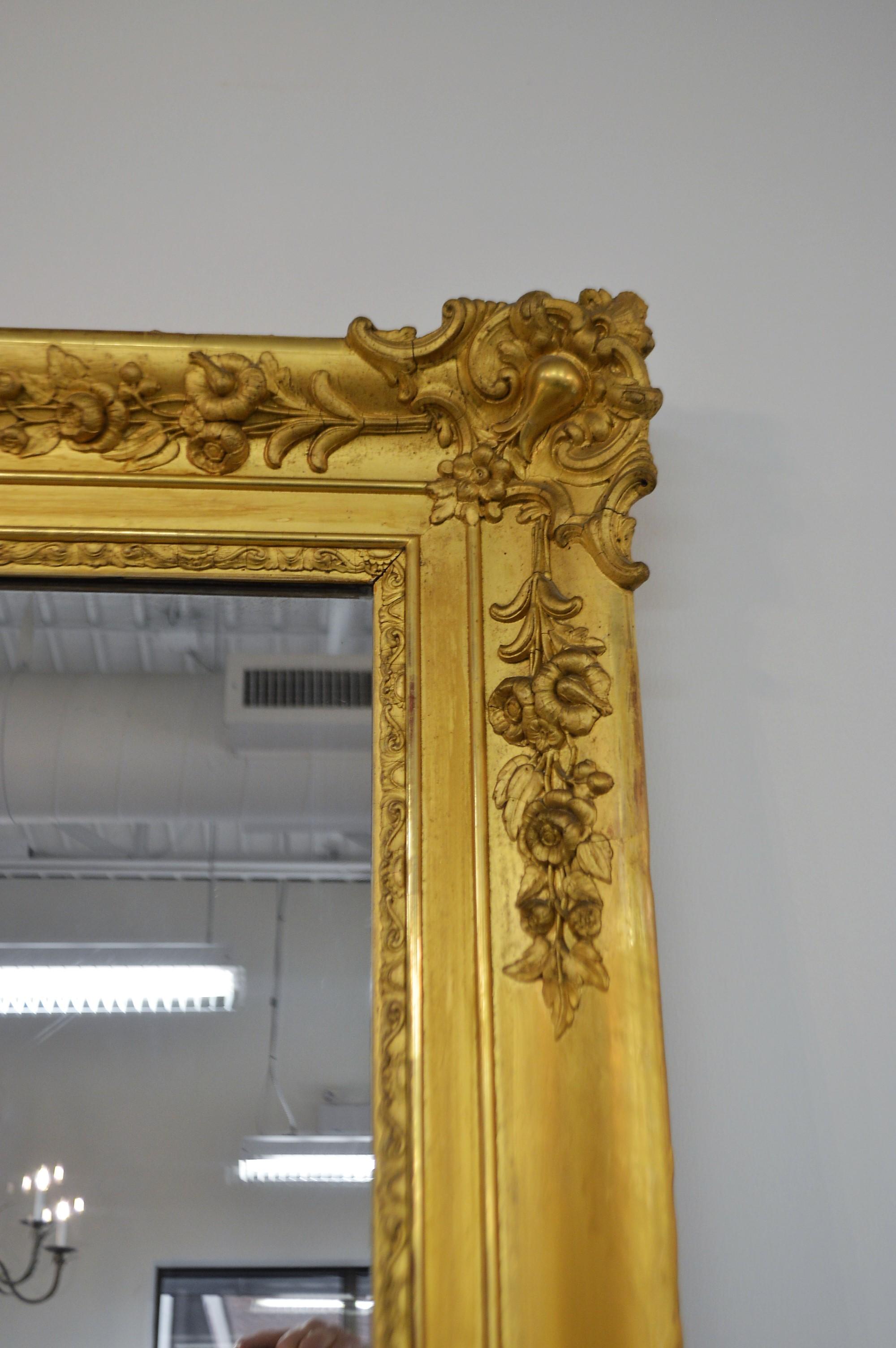 19th Century French Gilded Mirror with Hand Carved Details in All Four Corners In Good Condition For Sale In Oakville, ON