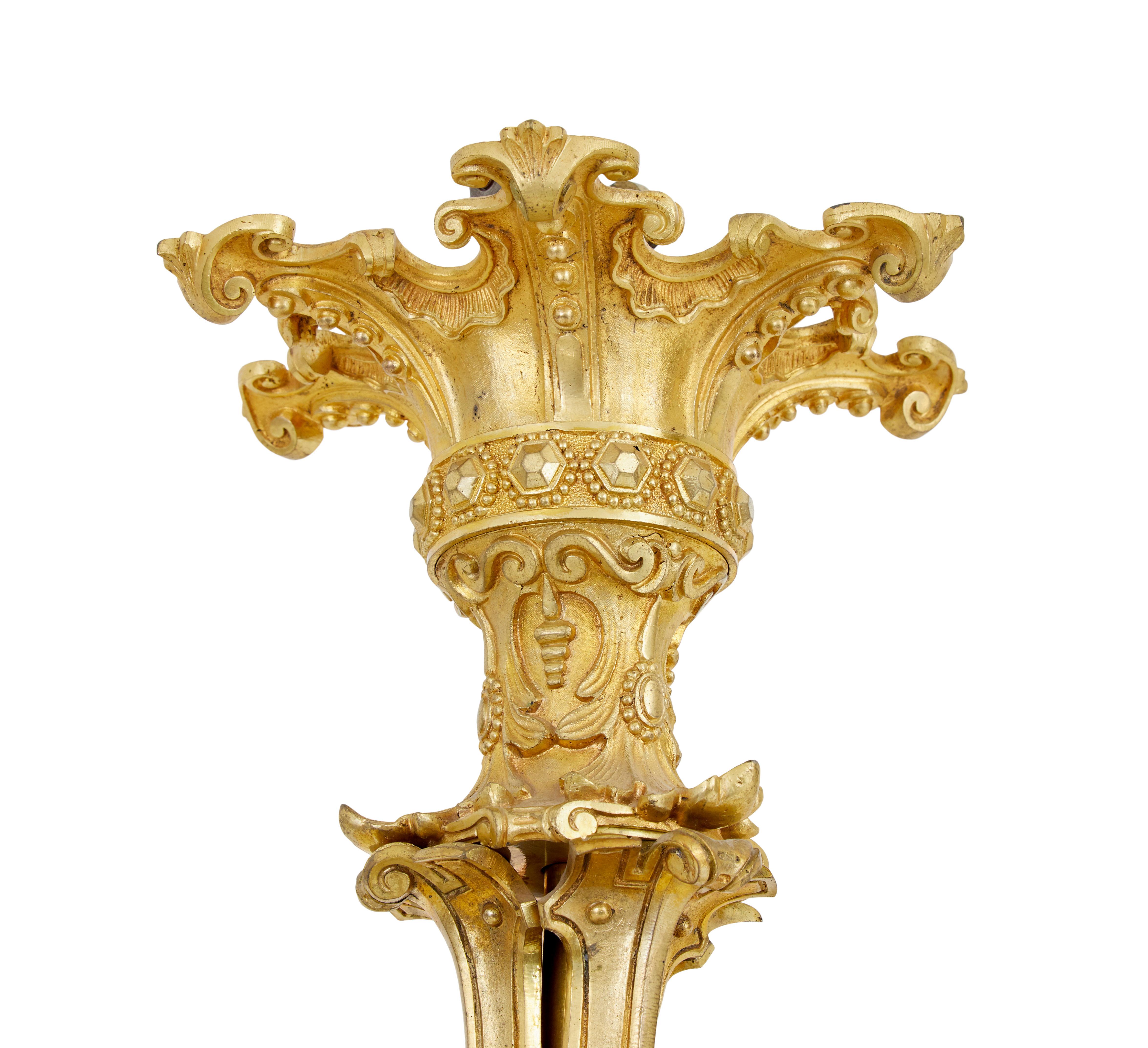 Französischer 8-armiger Kronleuchter aus vergoldetem Ormolu, 19. Jahrhundert, um 1880.

Hergestellt in Frankreich mit einer Technik namens Quecksilbervergoldung. 8 Arme, an denen jeweils 2 Kerzen hängen. Verziert mit Akanthusblättern und