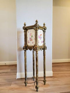 Armoire à bijoux en porcelaine dorée du 19ème siècle, à la manière de Martin Carlin