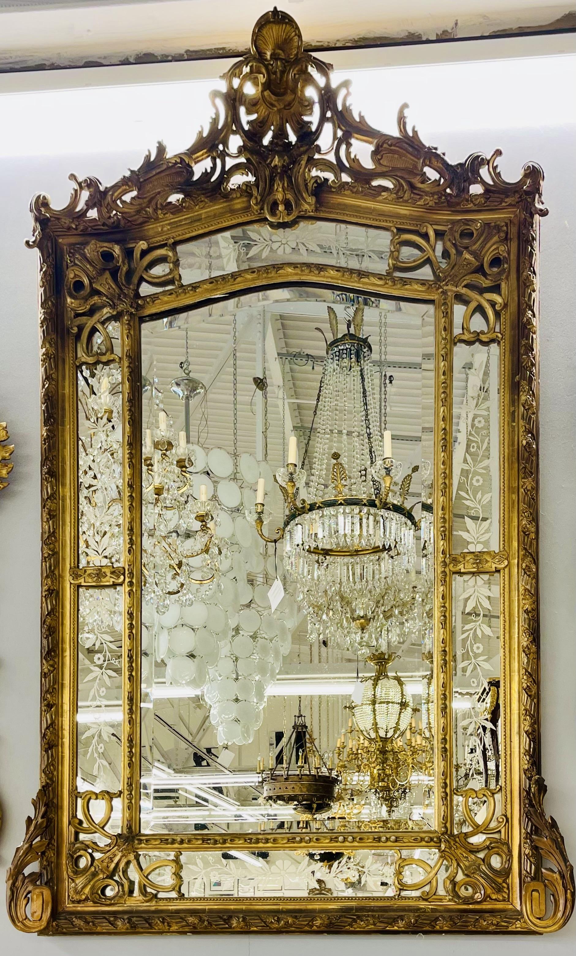 Französischer Designer, Beaux Arts, großer Wandspiegel, vergoldetes geschnitztes Holz, Gesso, 1890er Jahre im Zustand „Gut“ im Angebot in Stamford, CT
