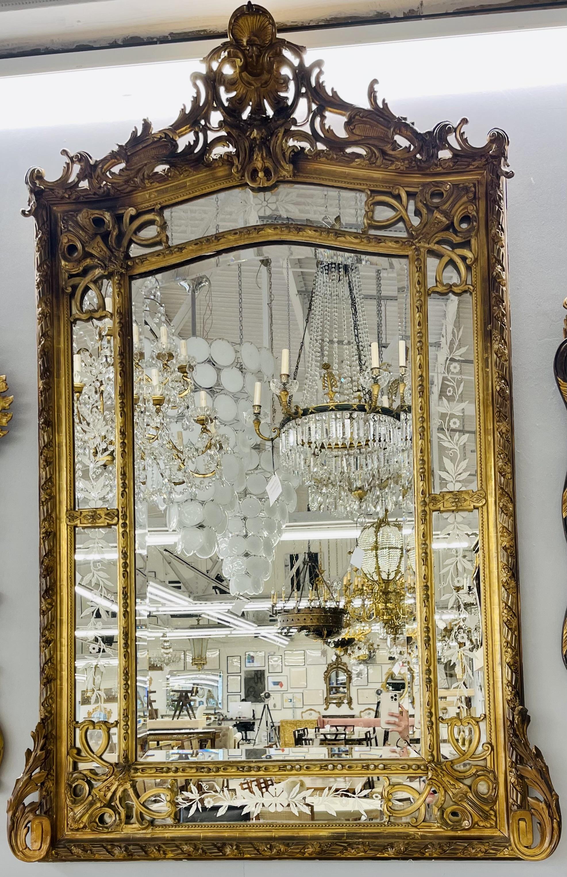 Französischer Designer, Beaux Arts, großer Wandspiegel, vergoldetes geschnitztes Holz, Gesso, 1890er Jahre (Spiegel) im Angebot