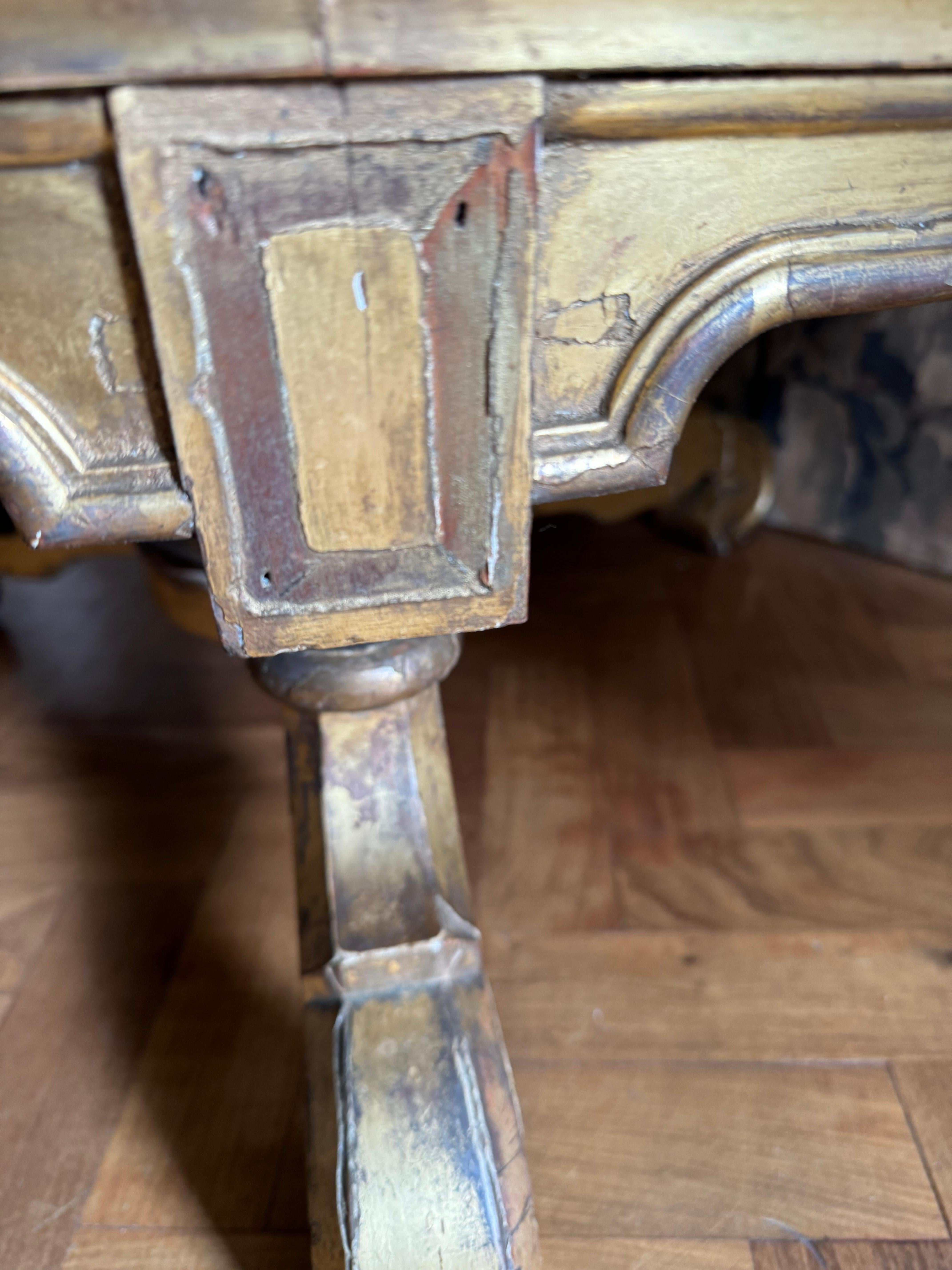 Table basse en bois doré et verre du 19ème siècle français en vente 4