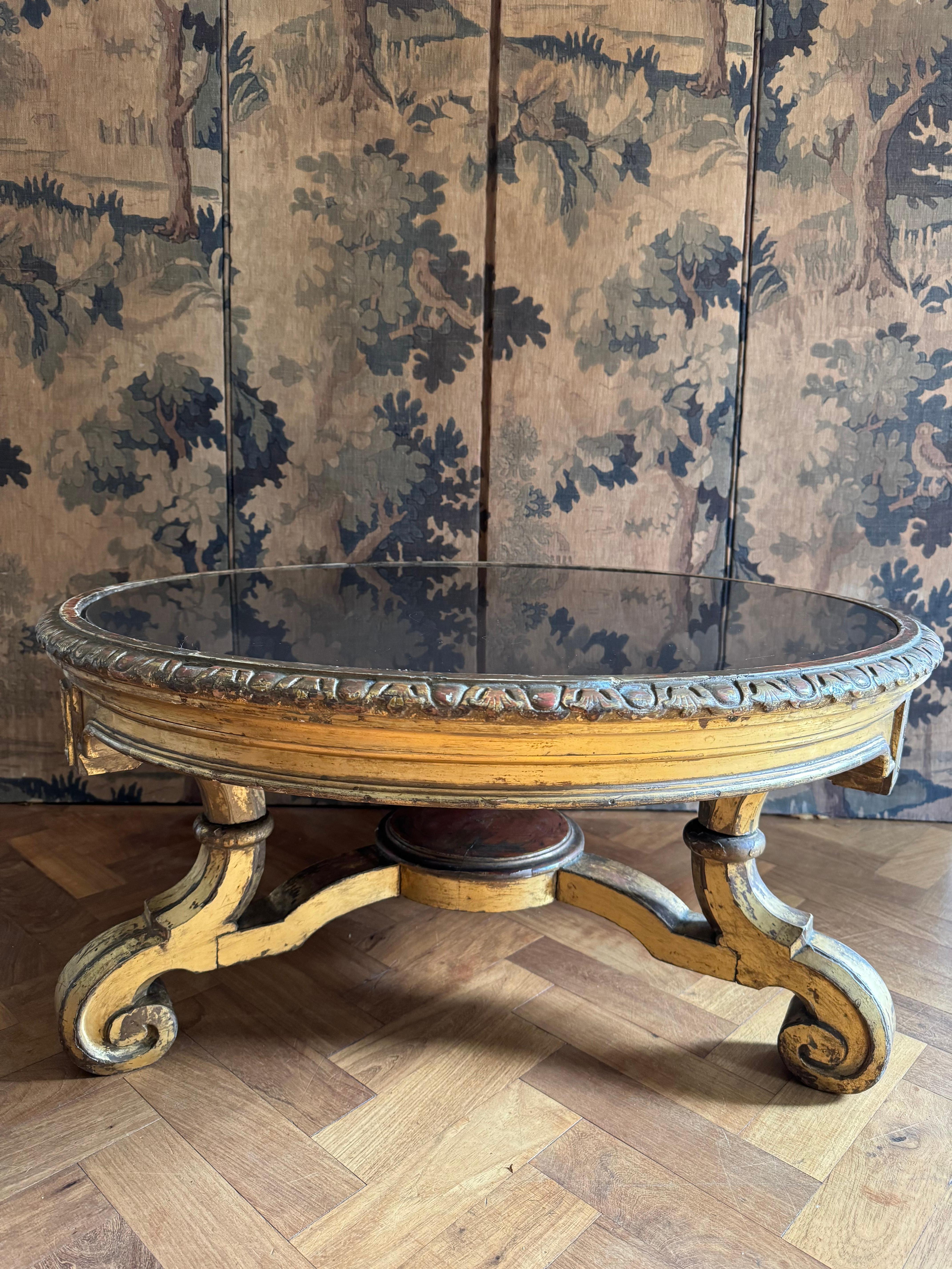 Superbe et élégant socle en bois doré du 19e siècle, peut-être destiné à porter une urne.  transformé en table basse avec un verre St Gobain marron foncé remplacé sur mesure. La base est en deux parties avec un châssis en fer. Des pièces uniques et