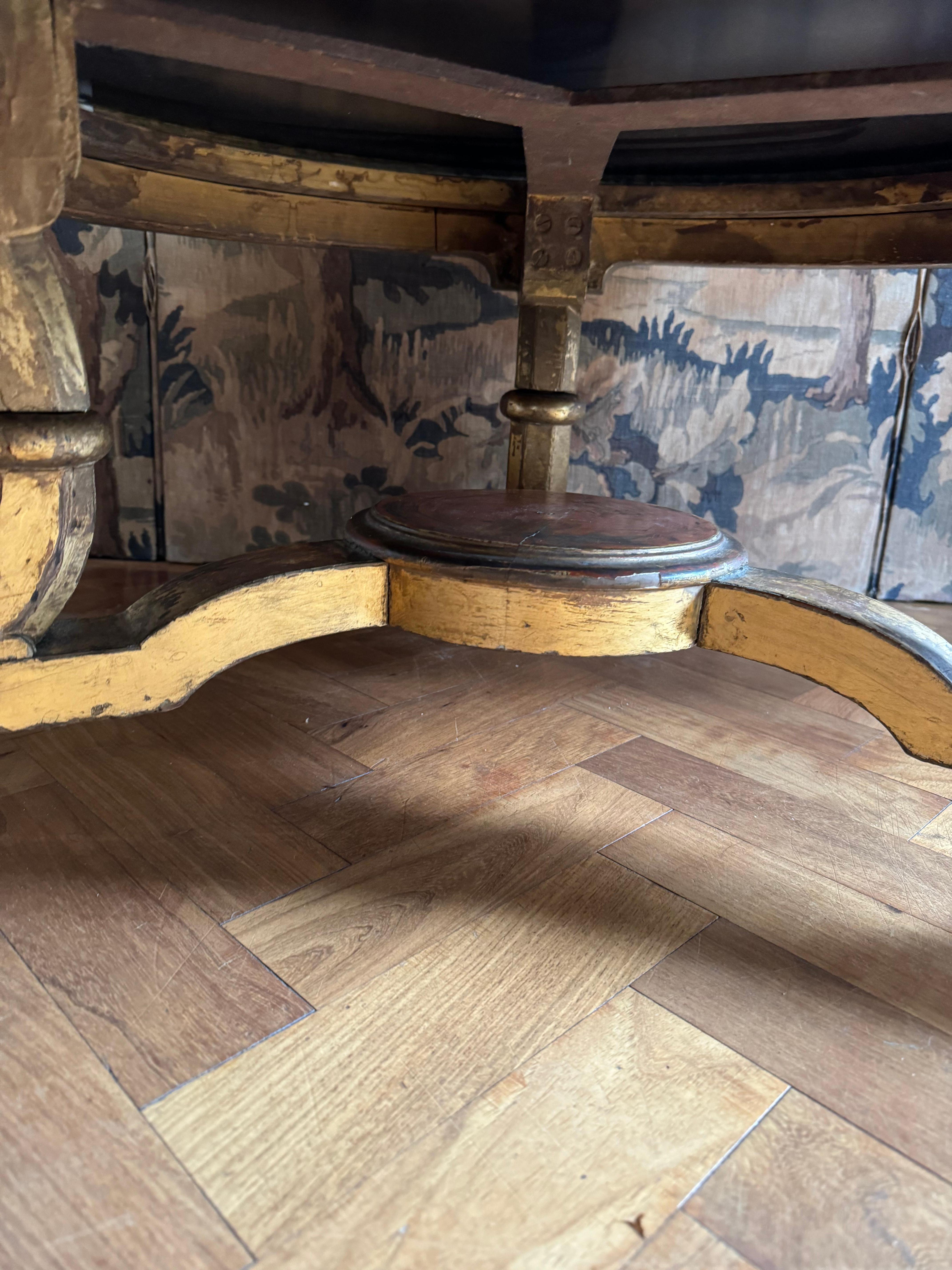 Français Table basse en bois doré et verre du 19ème siècle français en vente
