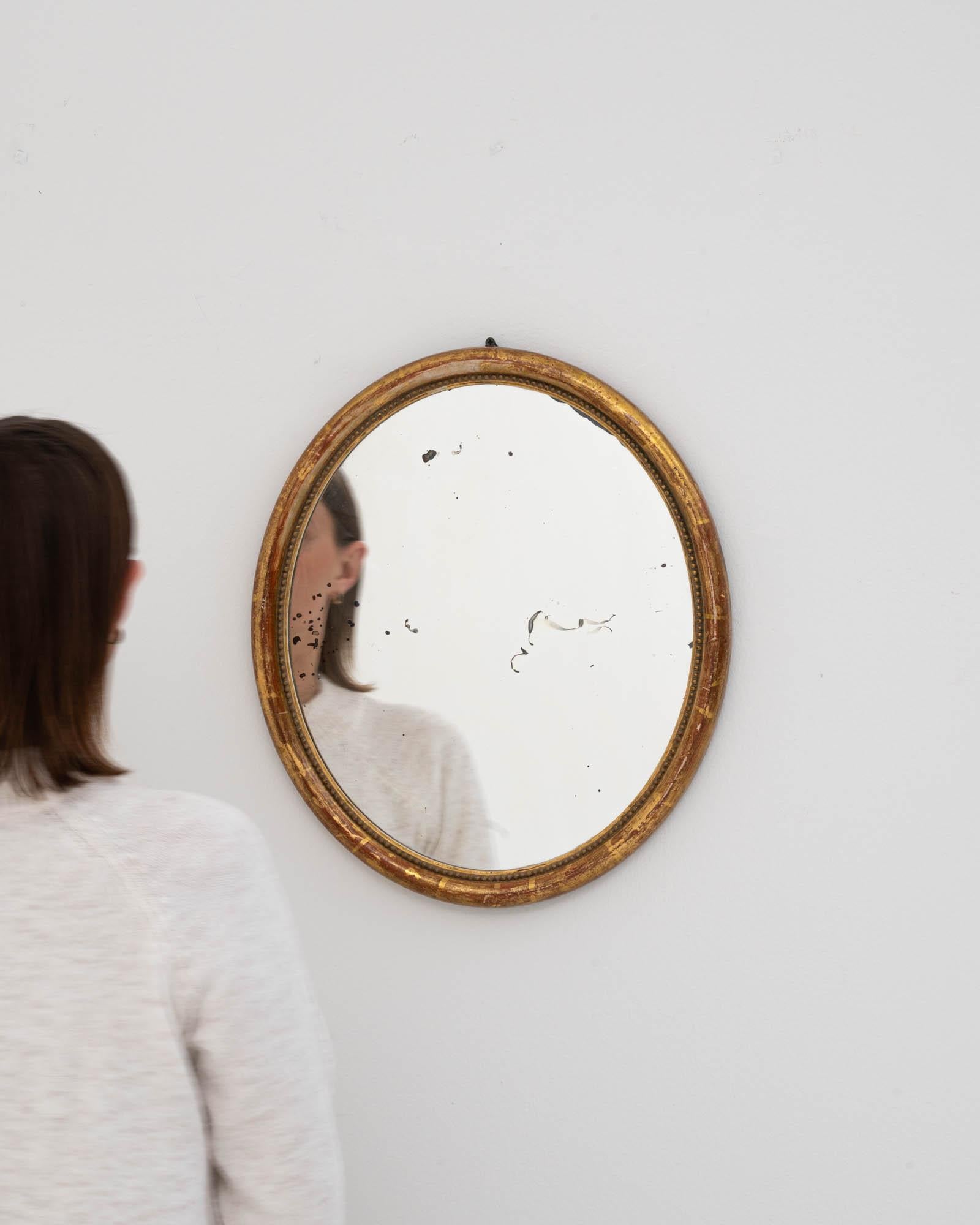 Ce miroir en bois doré français du XIXe siècle dégage un charme intemporel qui séduit par son élégance discrète. La dorure délicatement vieillie du cadre en bois apporte une touche de grandeur classique à votre espace, évoquant le décor luxueux