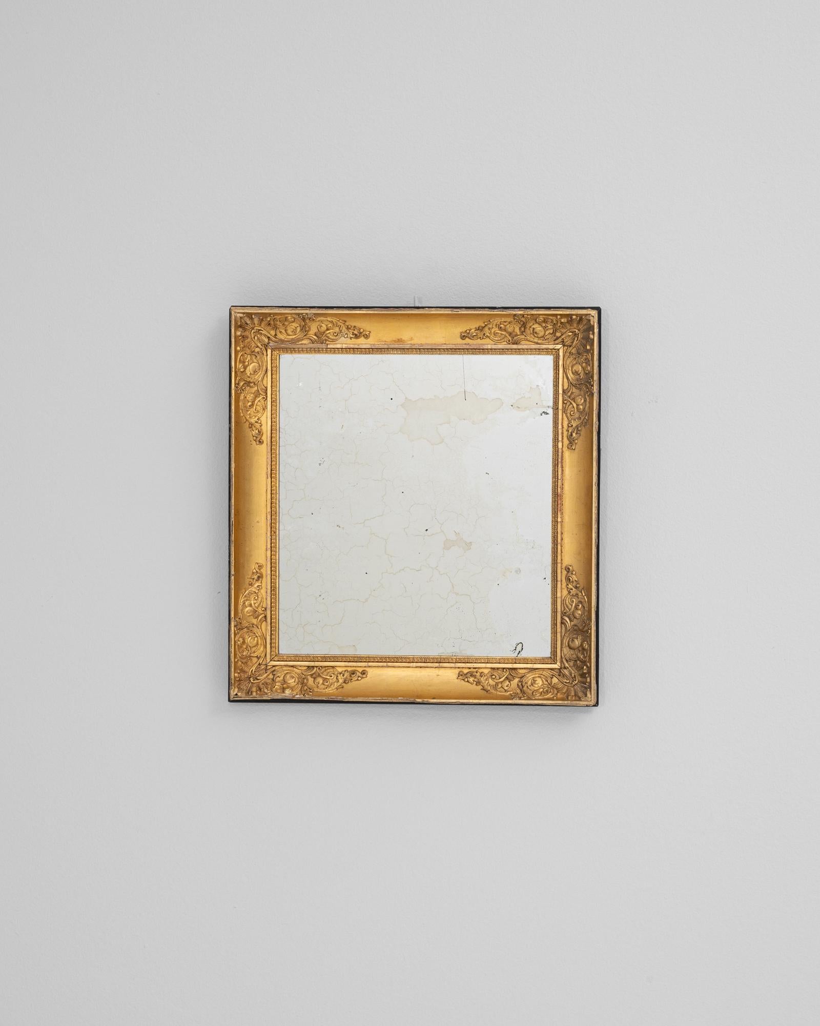 Ce miroir en bois doré français du XIXe siècle capture l'élégance raffinée de l'époque avec ses détails complexes et sa finition dorée d'origine. Le cadre carré présente des sculptures d'angle ornées de feuilles d'acanthe et de motifs floraux,