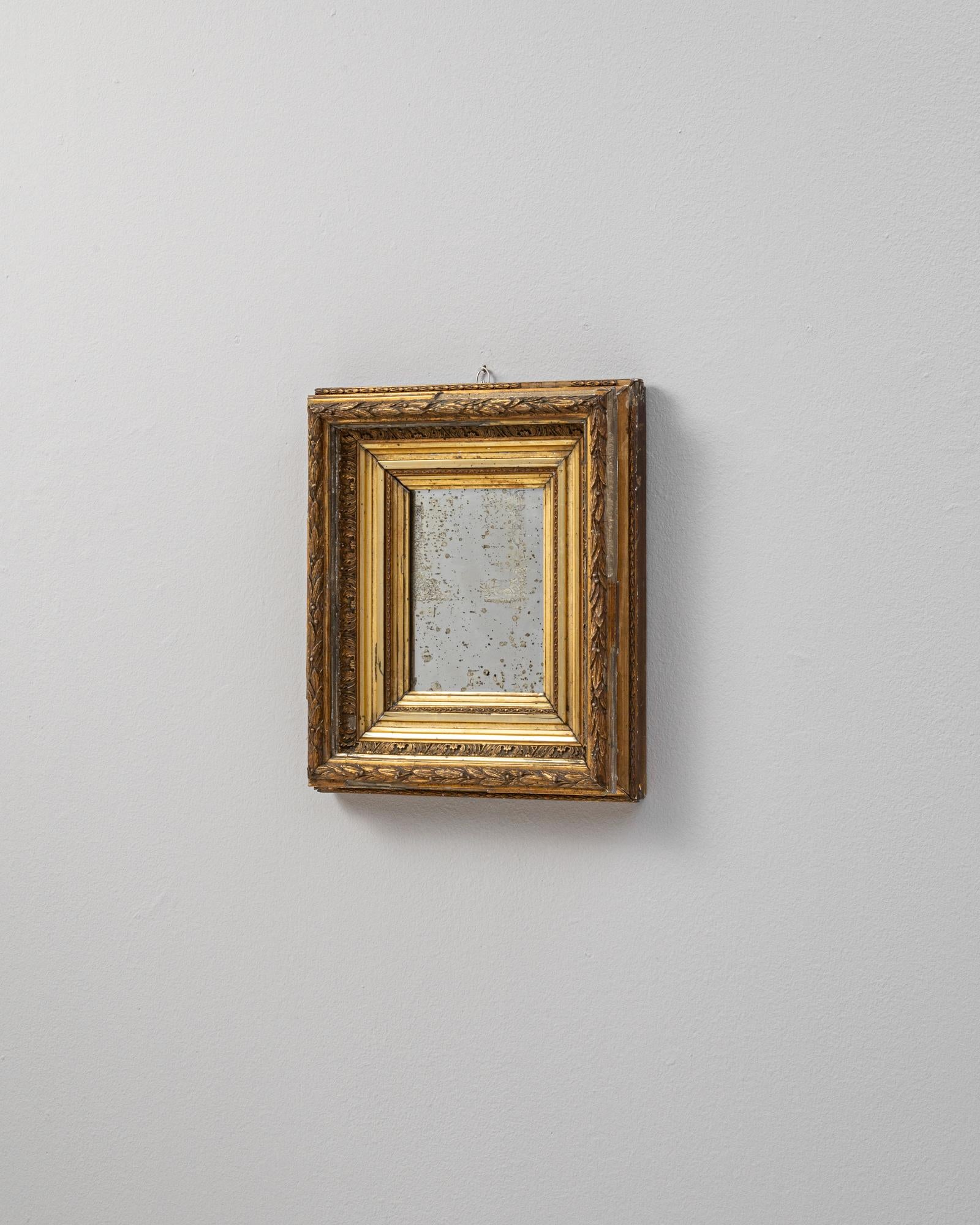 Français Miroir français du 19ème siècle en bois doré