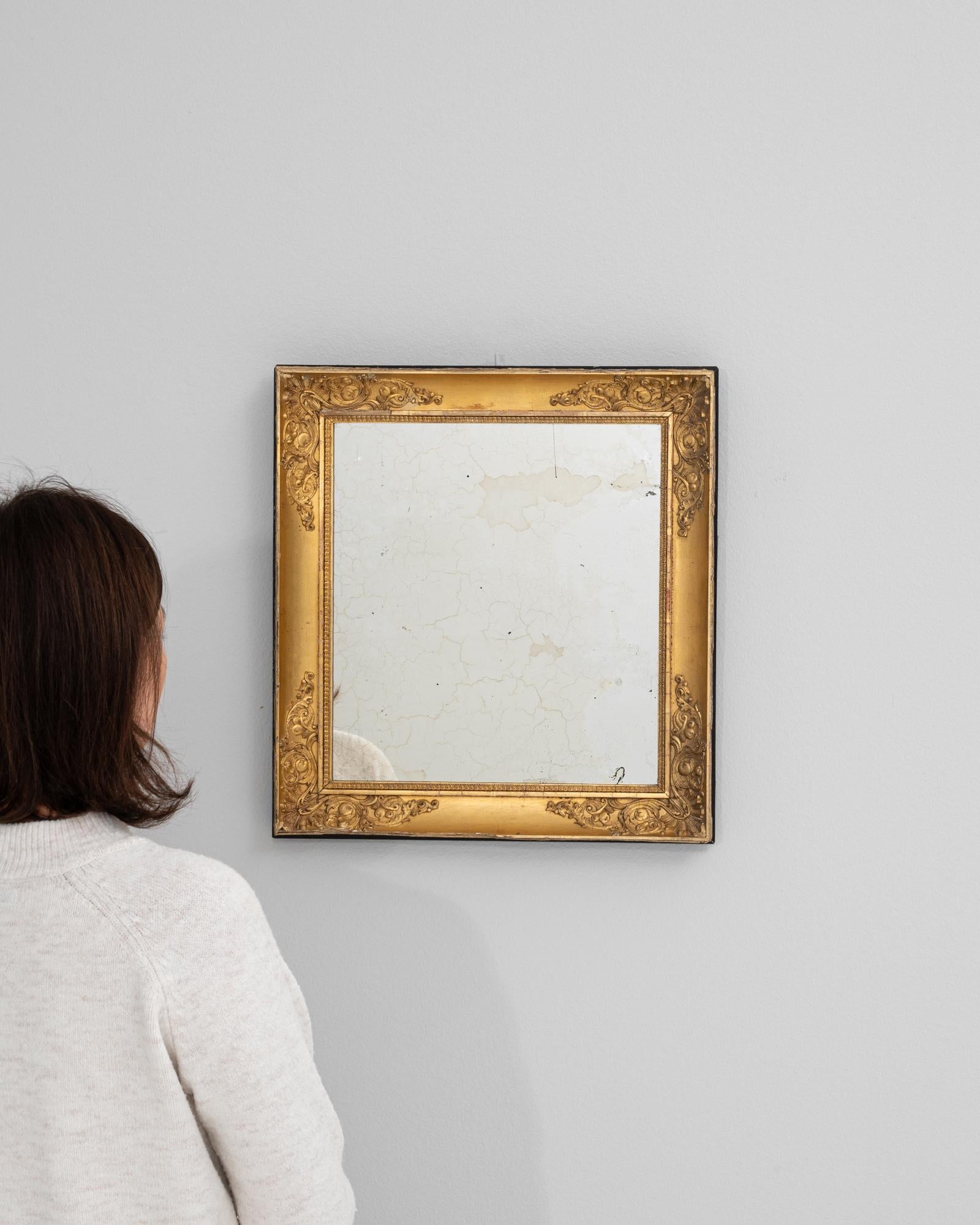 Français Miroir français du 19ème siècle en bois doré en vente