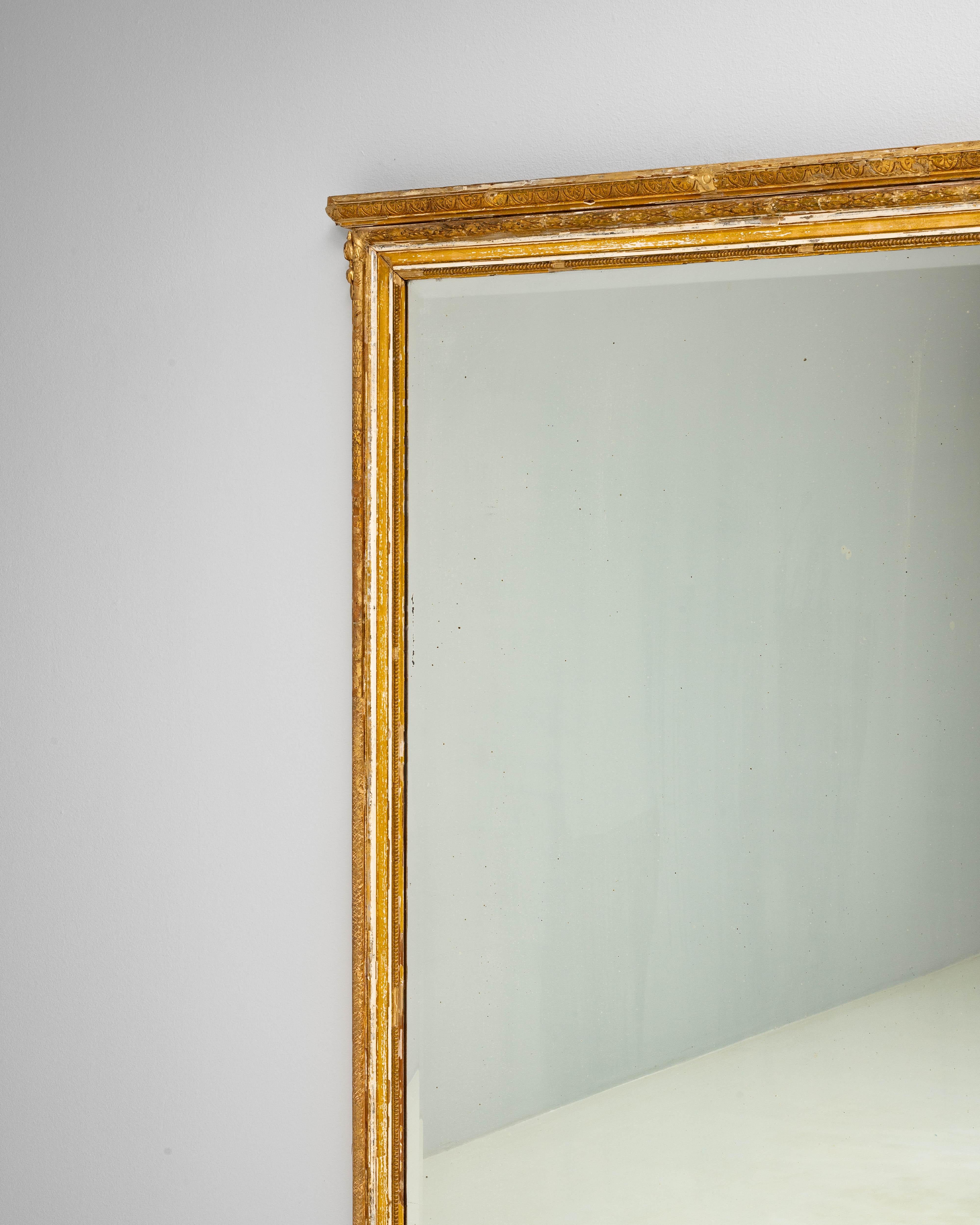 Bois Miroir français du 19ème siècle en bois doré en vente