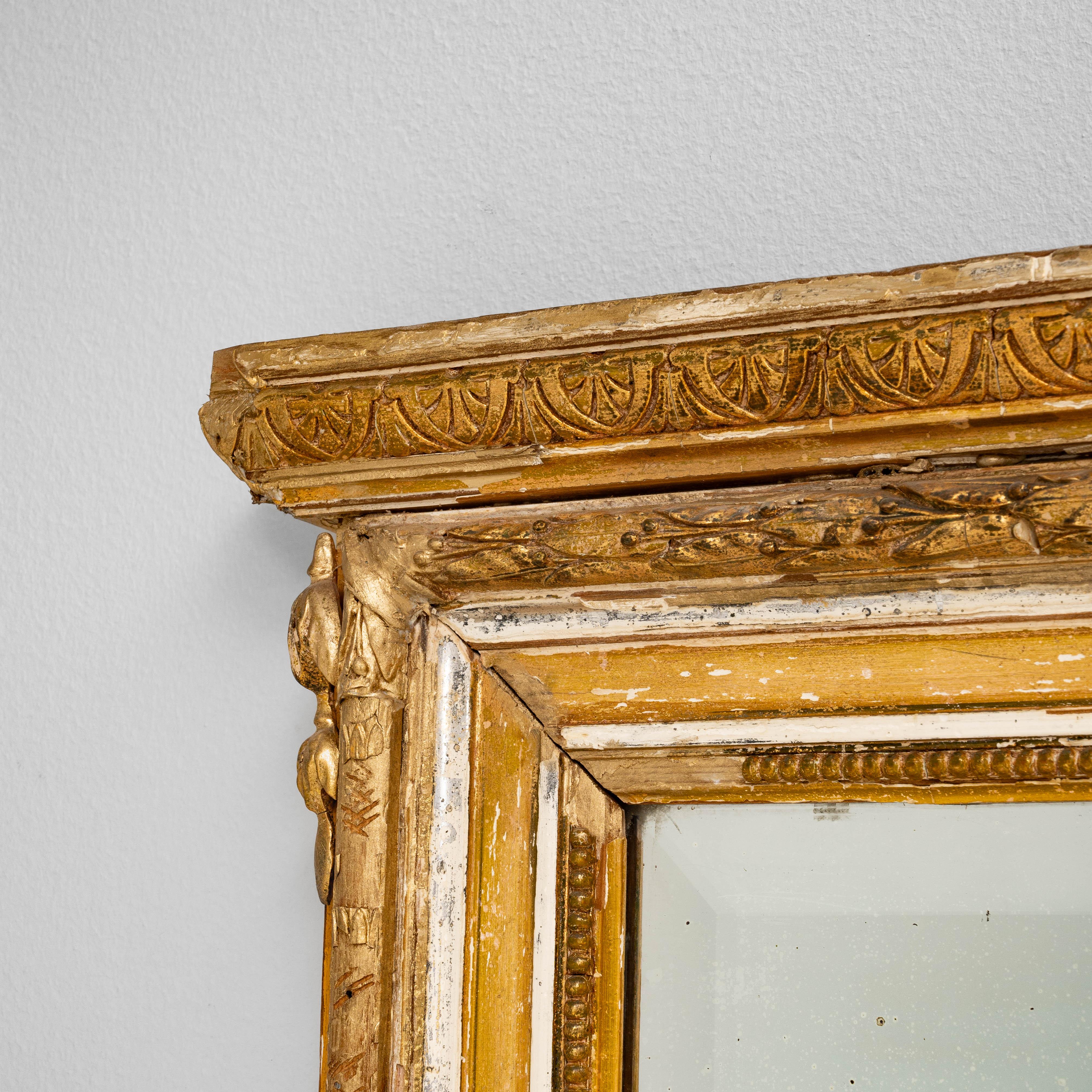 Miroir français du 19ème siècle en bois doré en vente 2