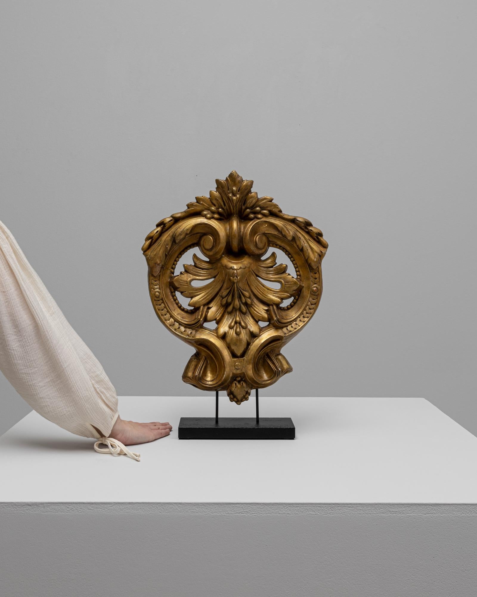 Francese Decorazione francese del XIX secolo in legno dorato su base metallica in vendita