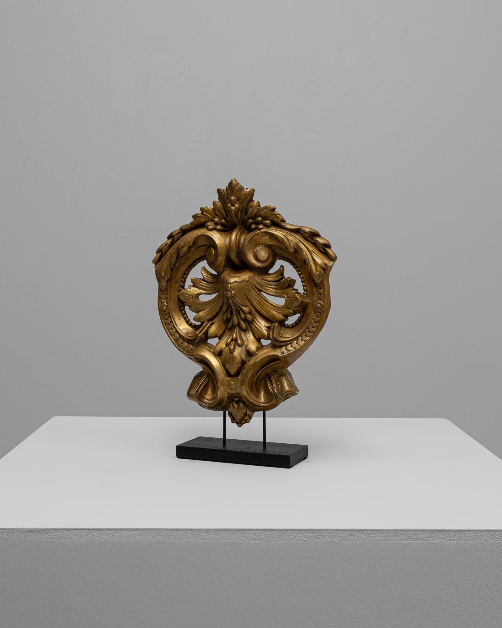 Decorazione francese del XIX secolo in legno dorato su base metallica In condizioni buone in vendita a High Point, NC