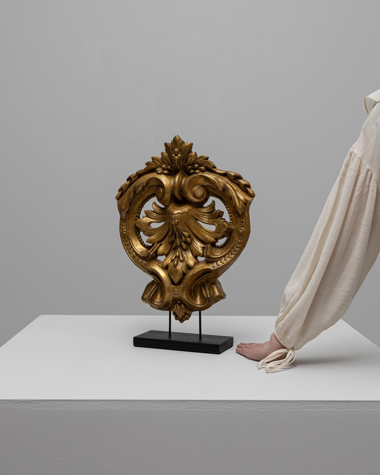 Metallo Decorazione francese del XIX secolo in legno dorato su base metallica in vendita