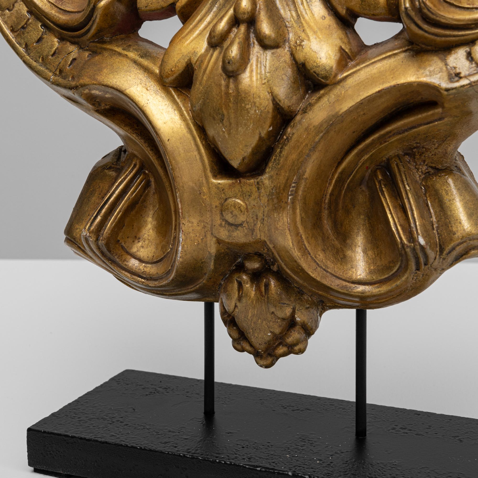 Decorazione francese del XIX secolo in legno dorato su base metallica in vendita 4