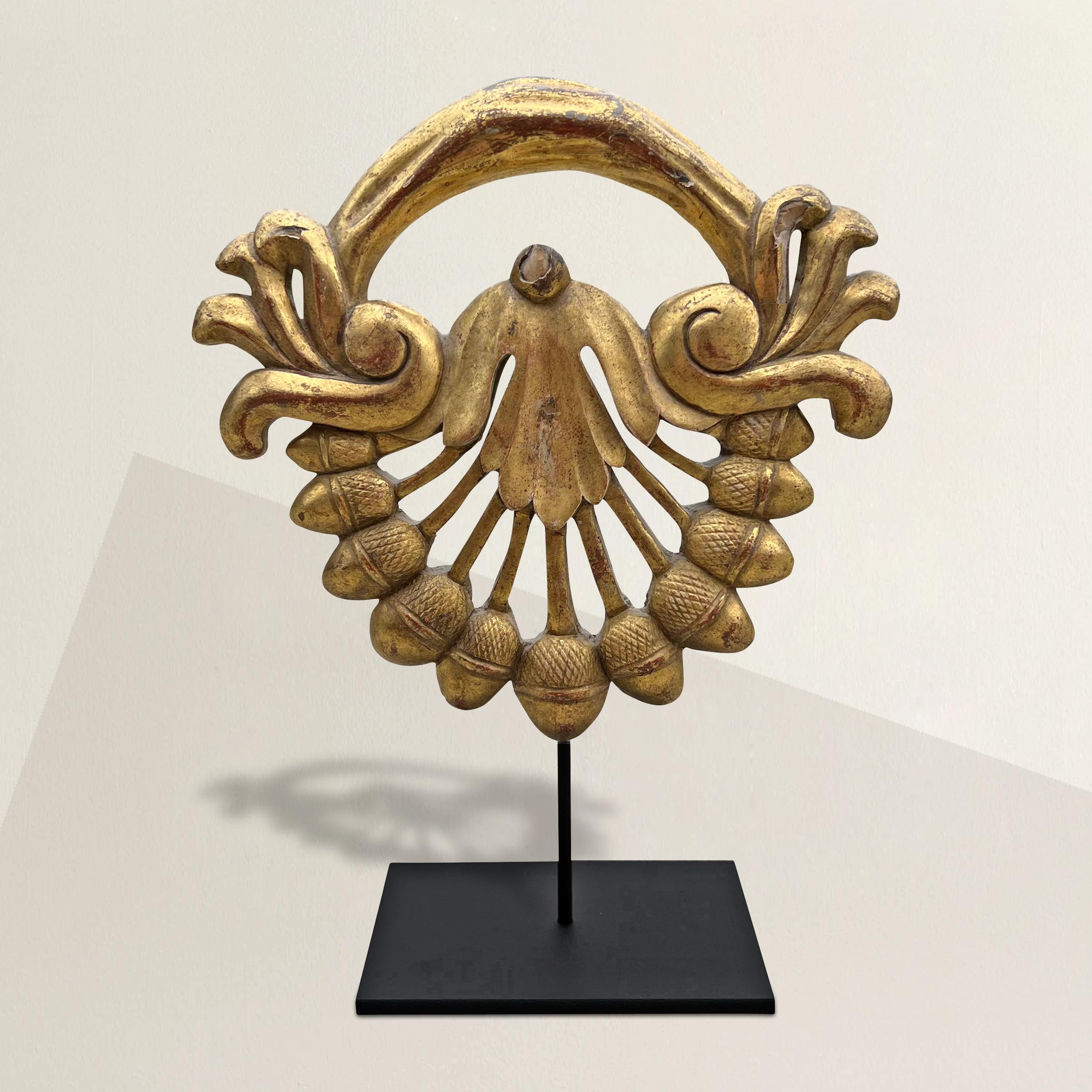 Ein skurriles, handgeschnitztes und vergoldetes französisches Kartuschenfragment aus dem 19. Jahrhundert mit Eicheln und Blattwerkdekor, montiert auf einer speziellen Stahlhalterung. Seit der römischen Antike sind Eicheln ein Symbol für Stärke,